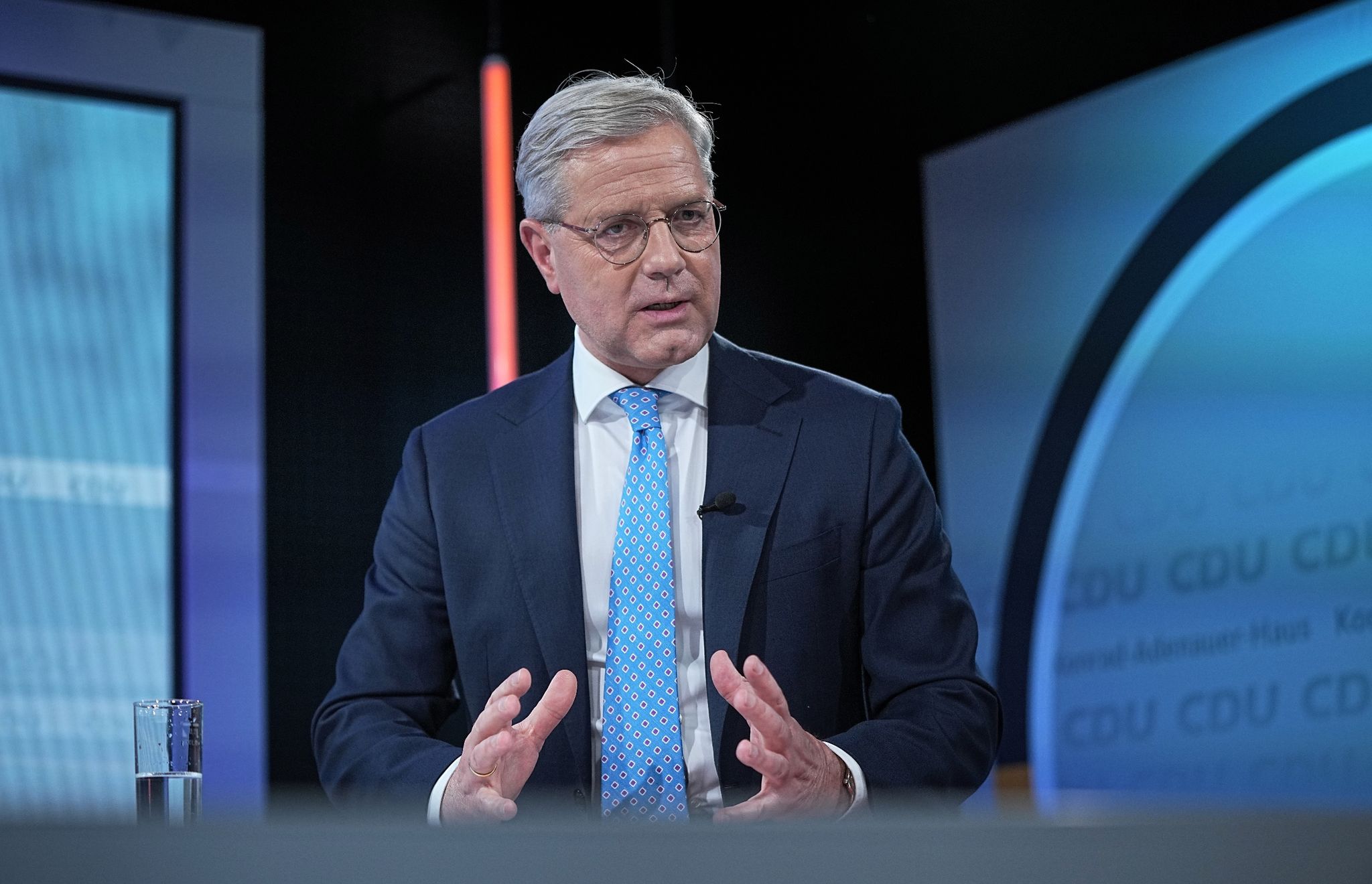 Röttgen: Mit Geld kann sich die Ukraine nicht verteidigen