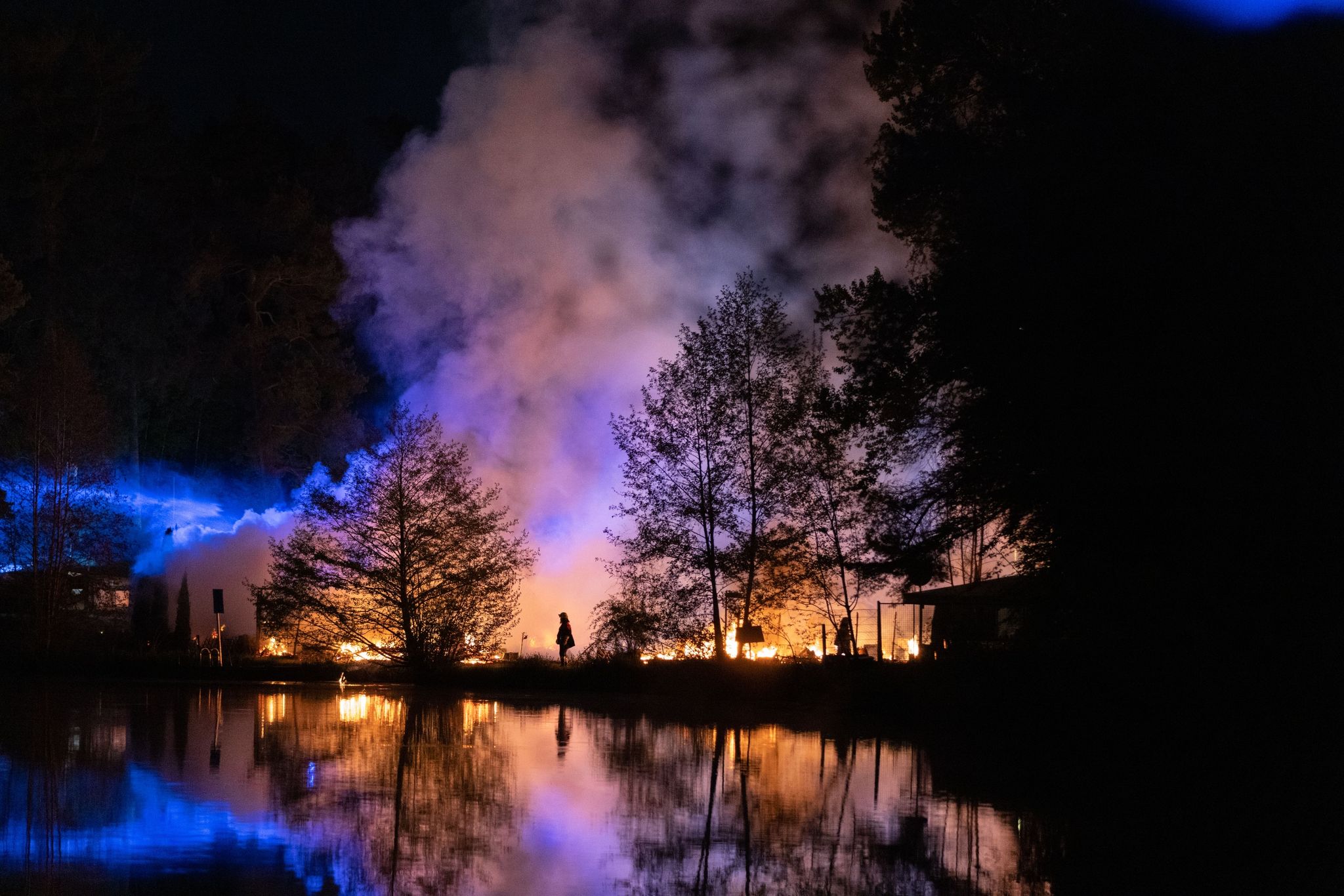 Meterhohe Feuersäule über Campingplatz