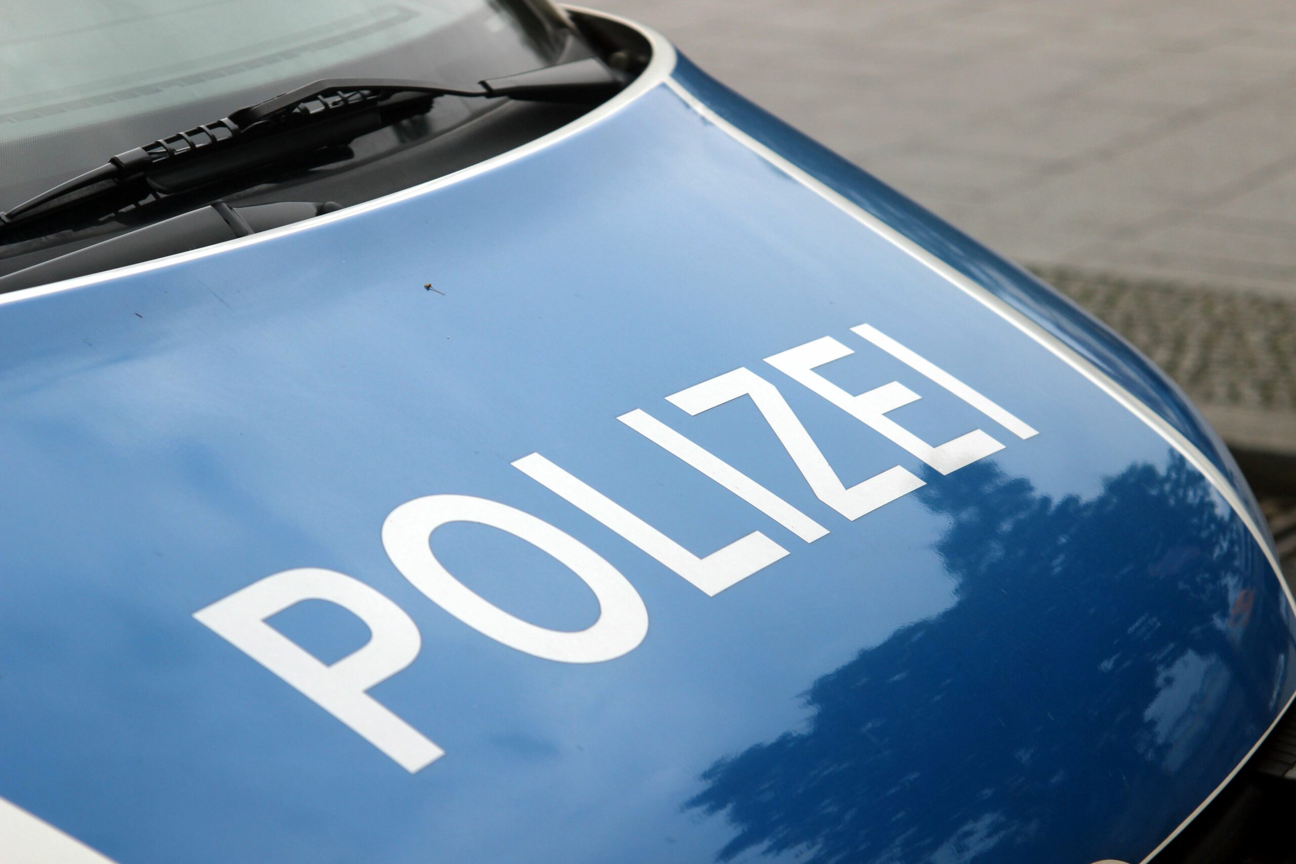 Schwerer Unfall auf Autobahn – Vollsperrung in beide Richtungen