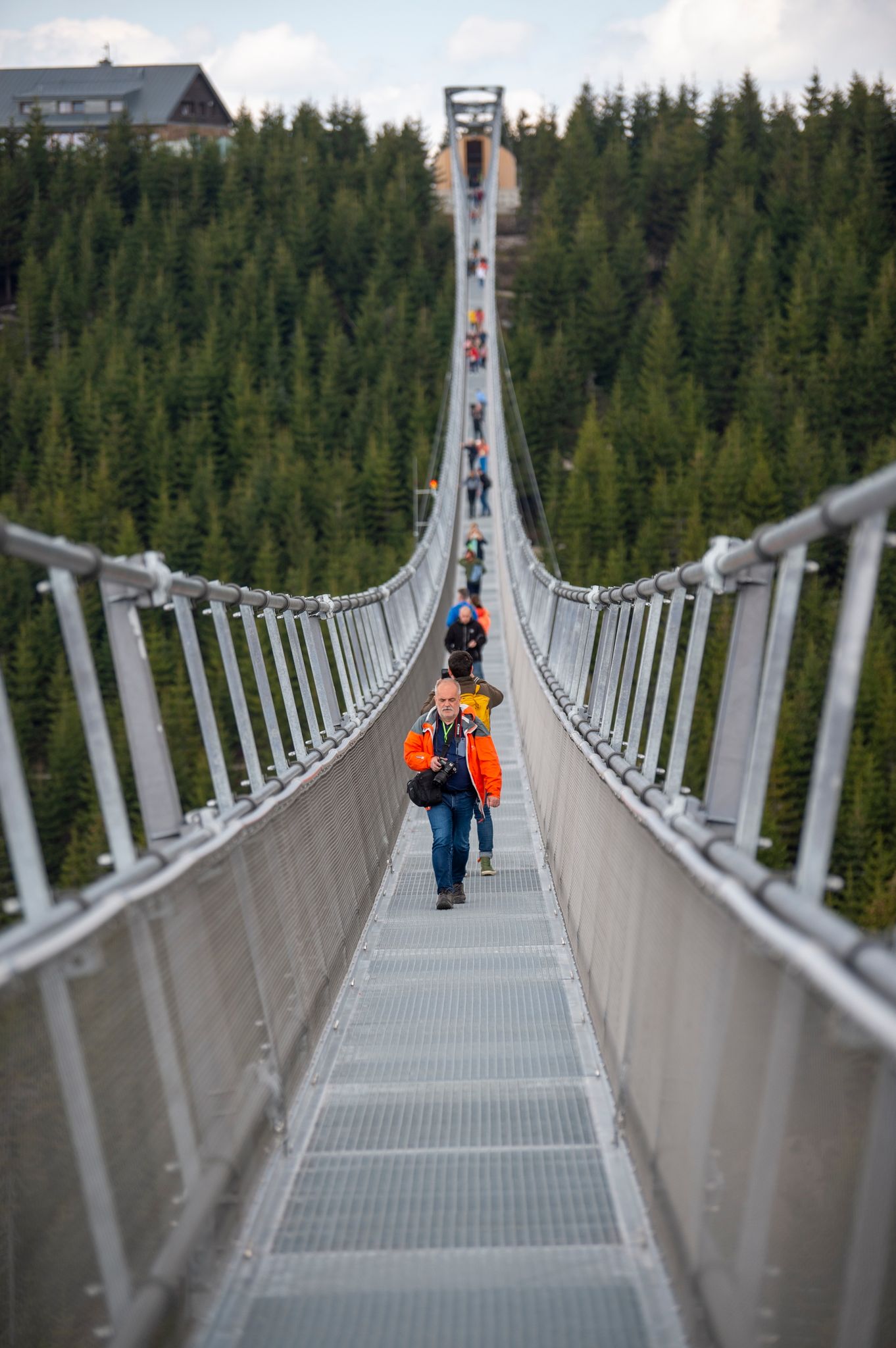 In Tschechien öffnet neue Fußgänger-Seilbrücke