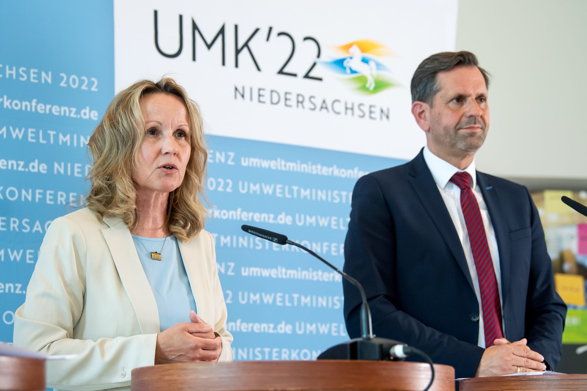 Umweltminister für Tempolimit und zügigeren Windkraft-Ausbau
