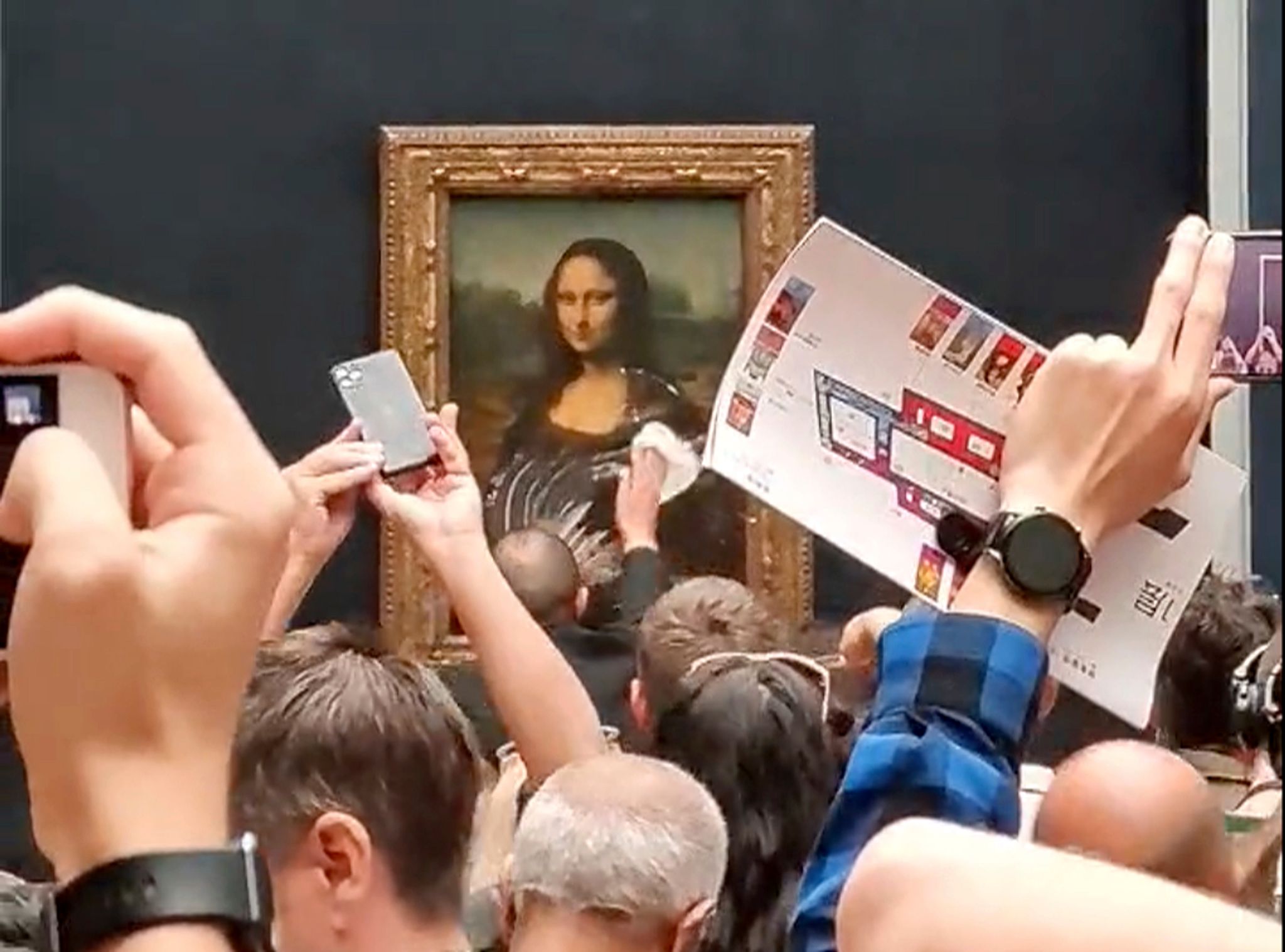 Besucher bewirft Vitrine der «Mona Lisa» mit Torte