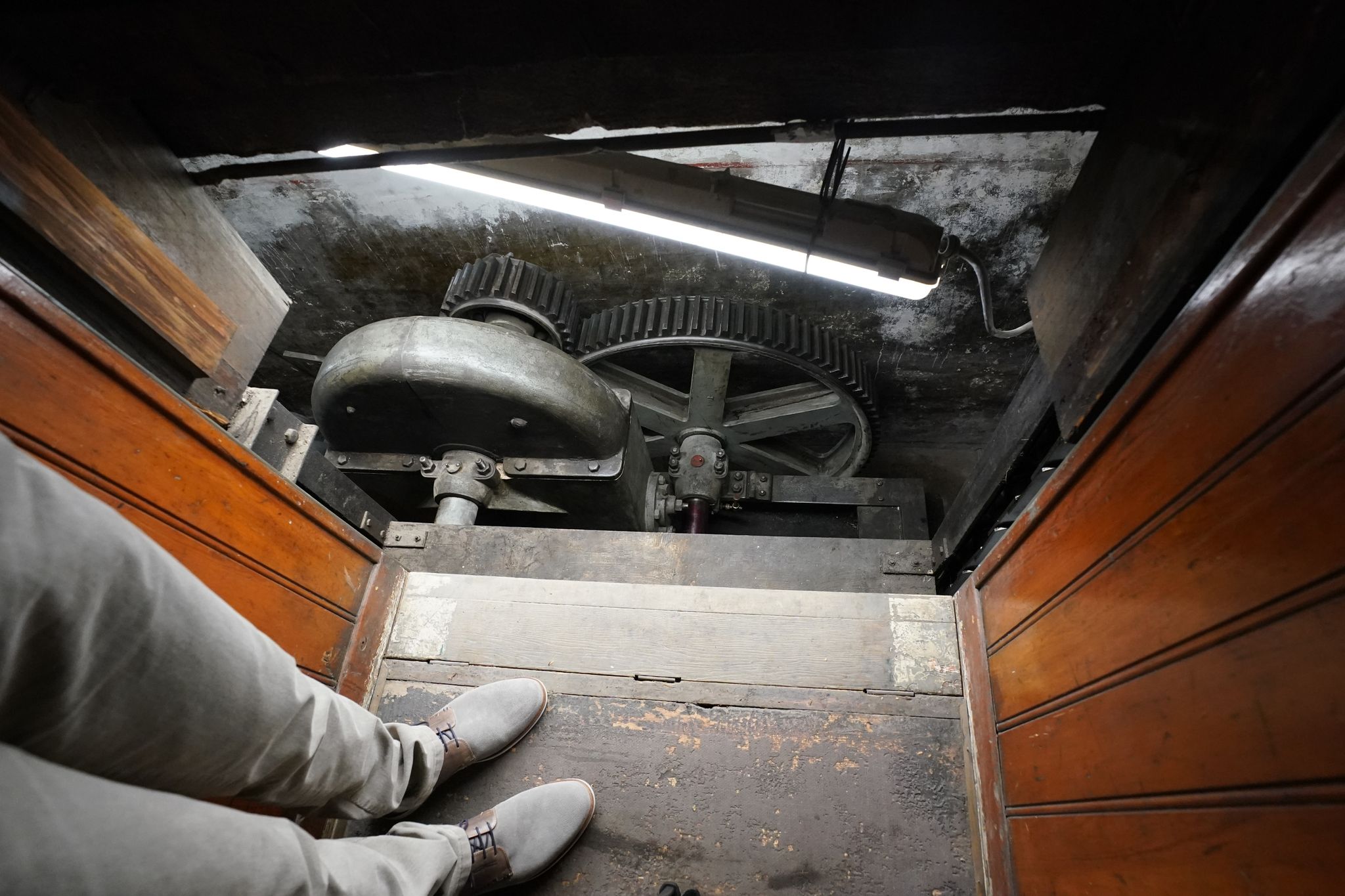 Wohl ältester Paternoster der Welt rotiert wieder in Hamburg