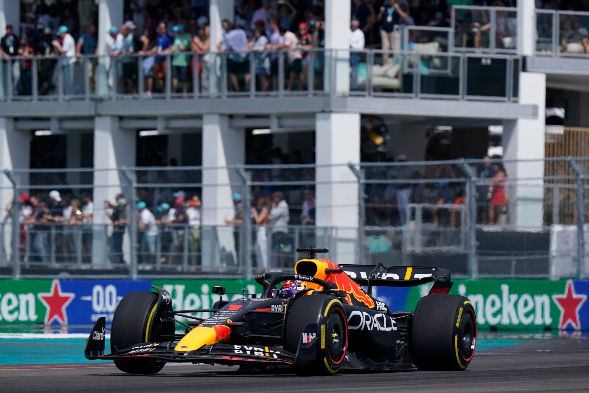 Verstappen siegt in Miami – Schumacher und Vettel crashen