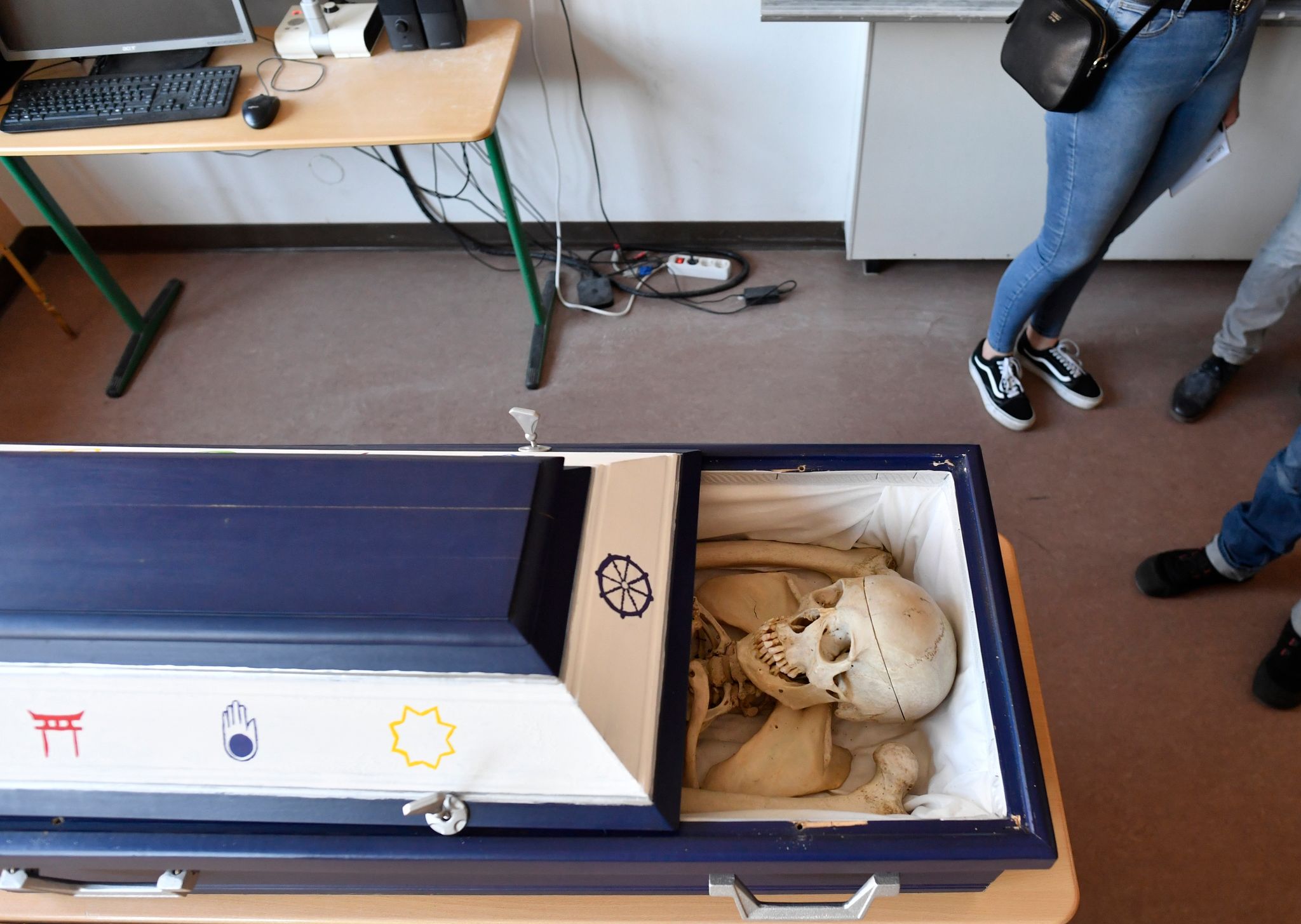 Schüler beerdigen menschliches Skelett