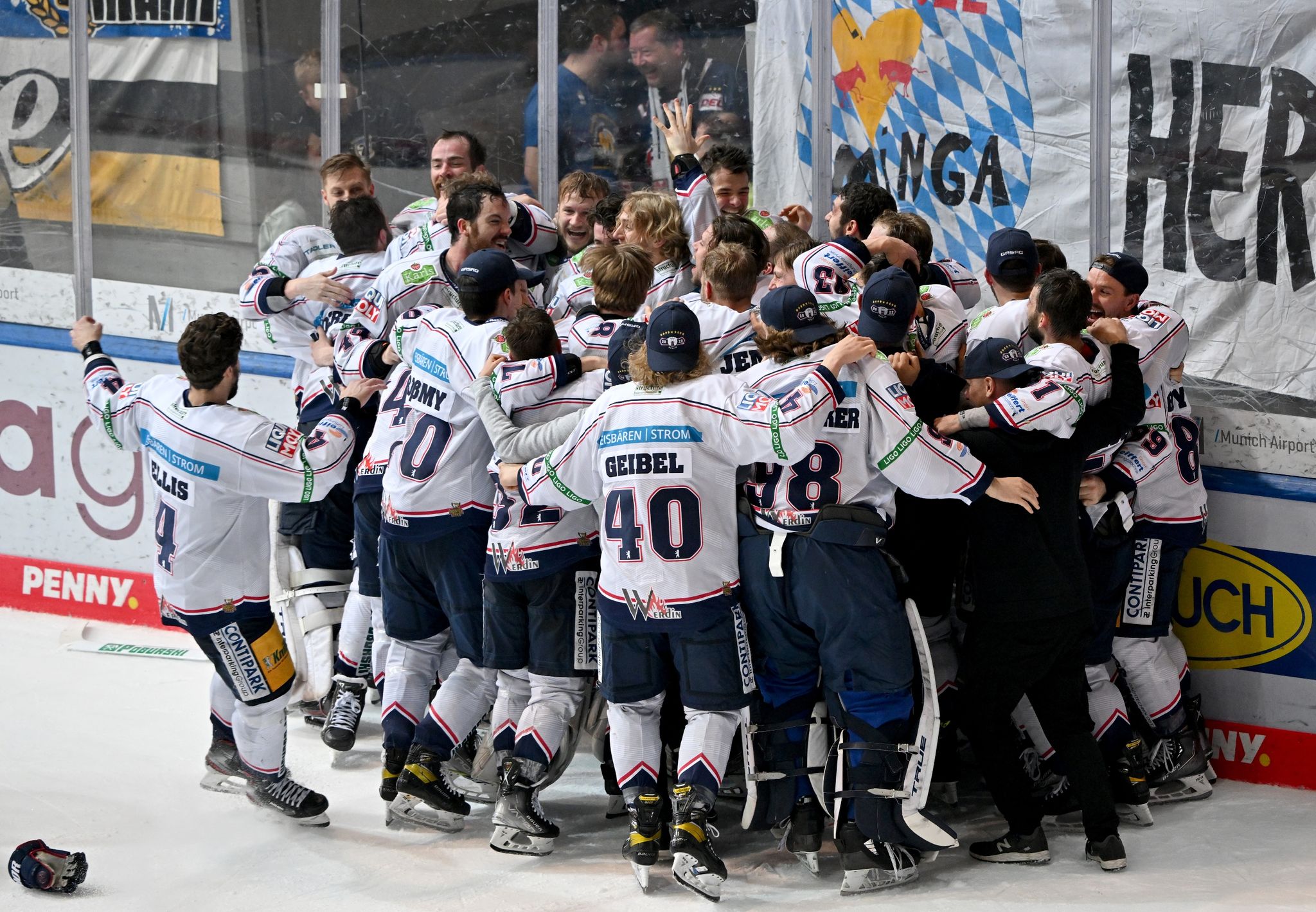 Berliner Eishockey-Meister in Feierlaune
