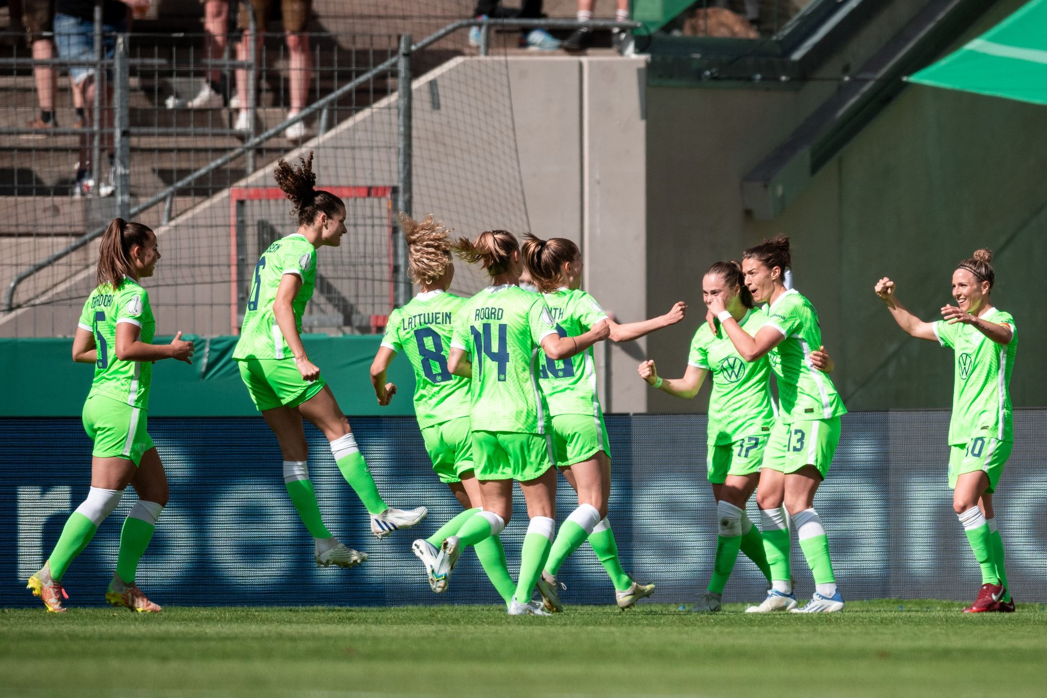 «Wunderschönes Gefühl»: Seriensieger Wolfsburg holt Pokal