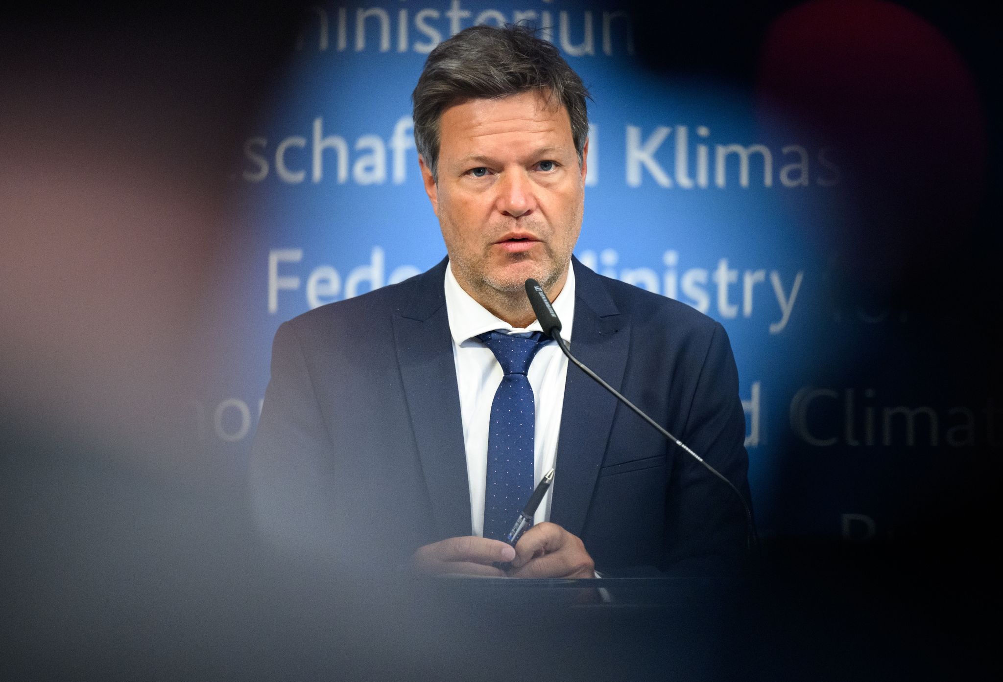 Unternehmensumfragen: Kriegsangst folgt auf Existenzangst