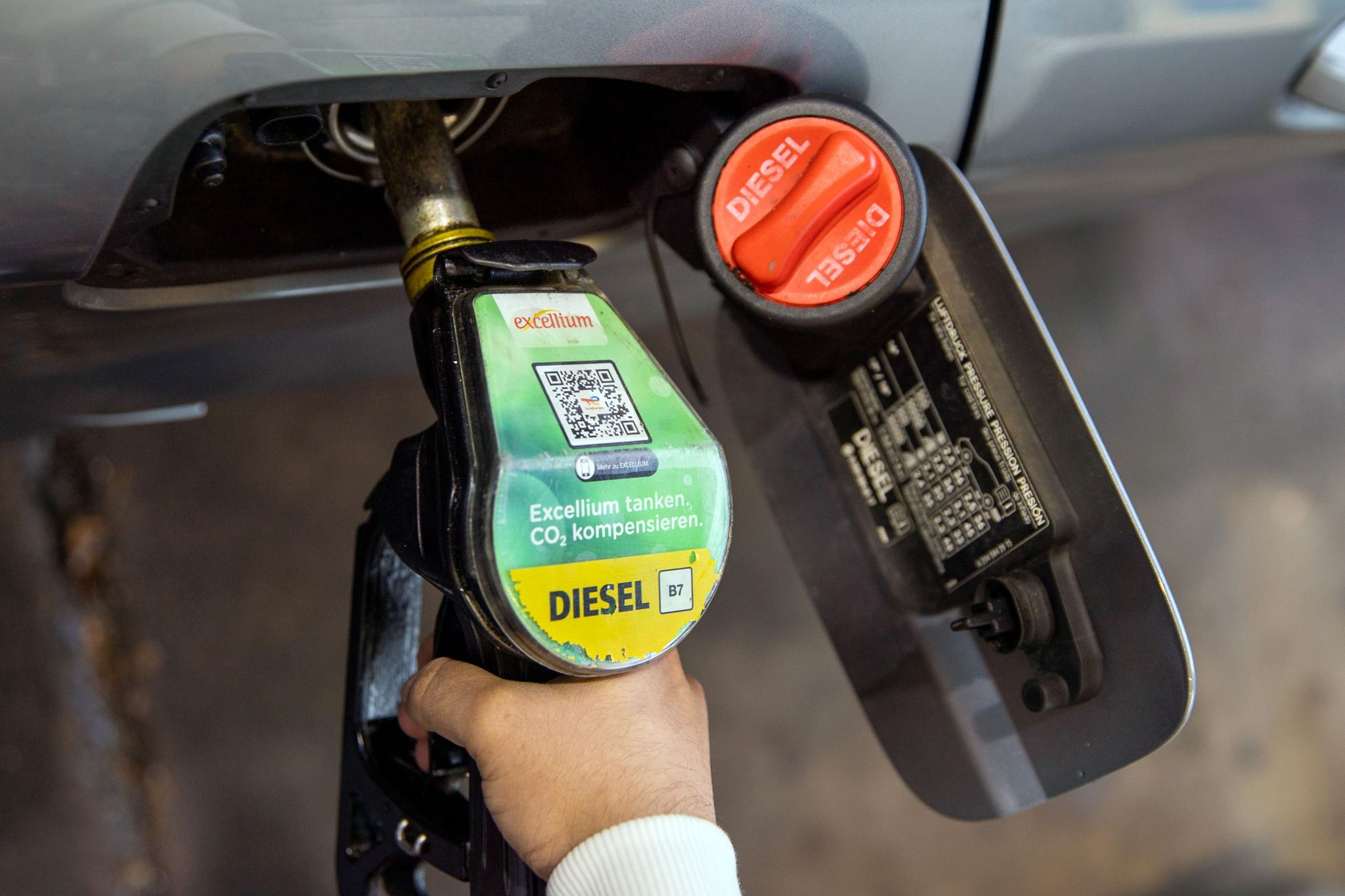 Benzin wird teurer – und Diesel günstiger