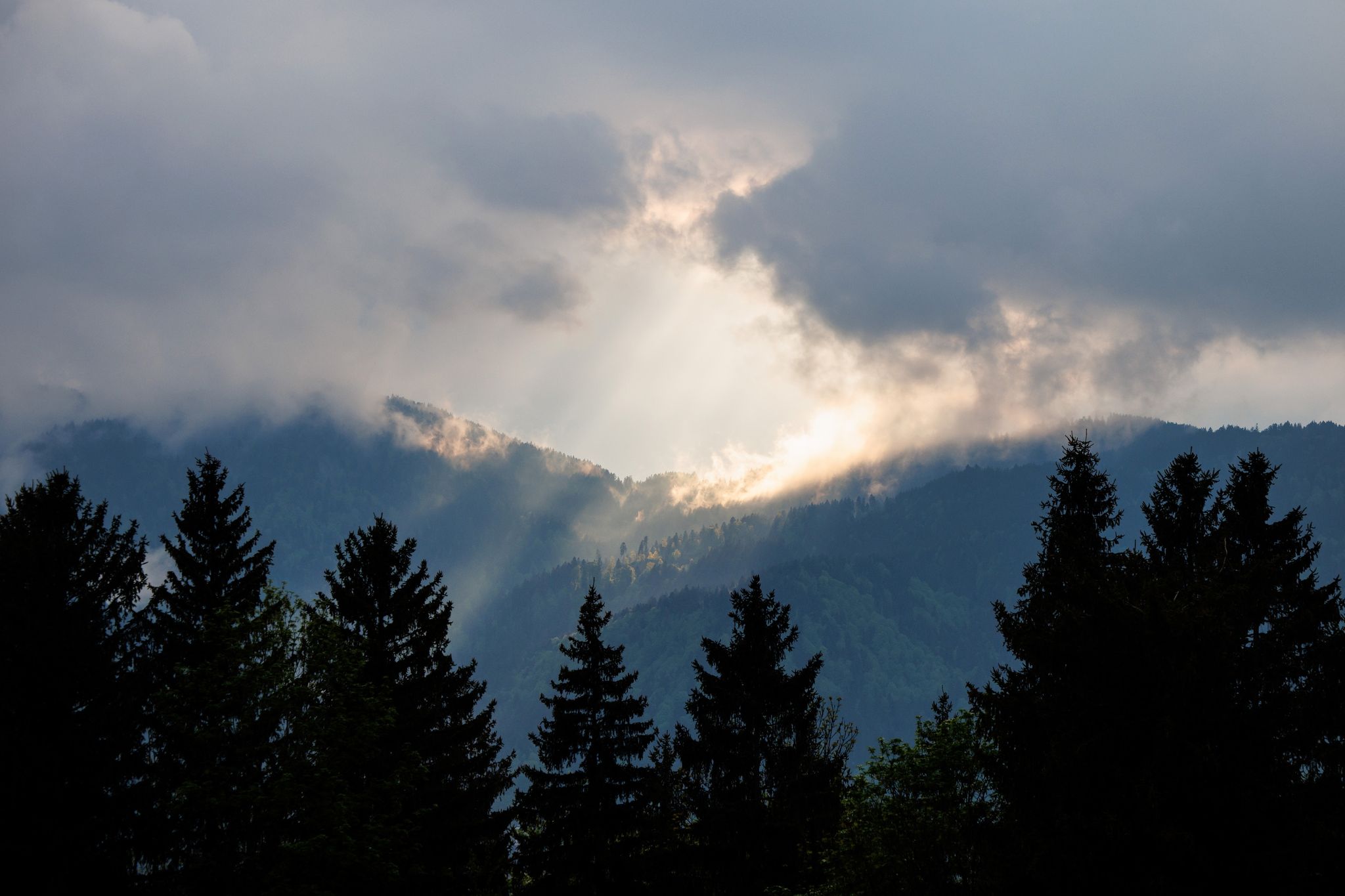 Ungemütlicher Wochenstart mit Gewittern