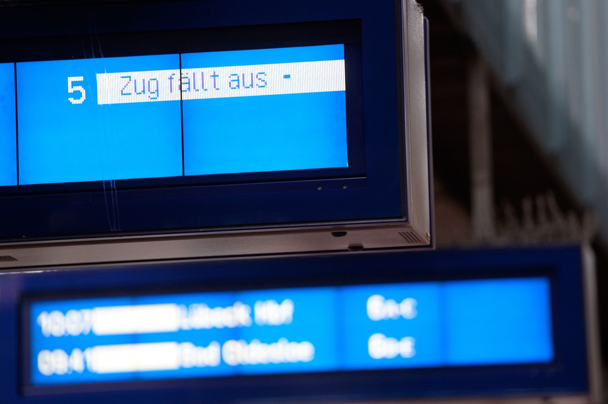 Bahn-Fernverkehr nach Kabelbrand weiter gestört