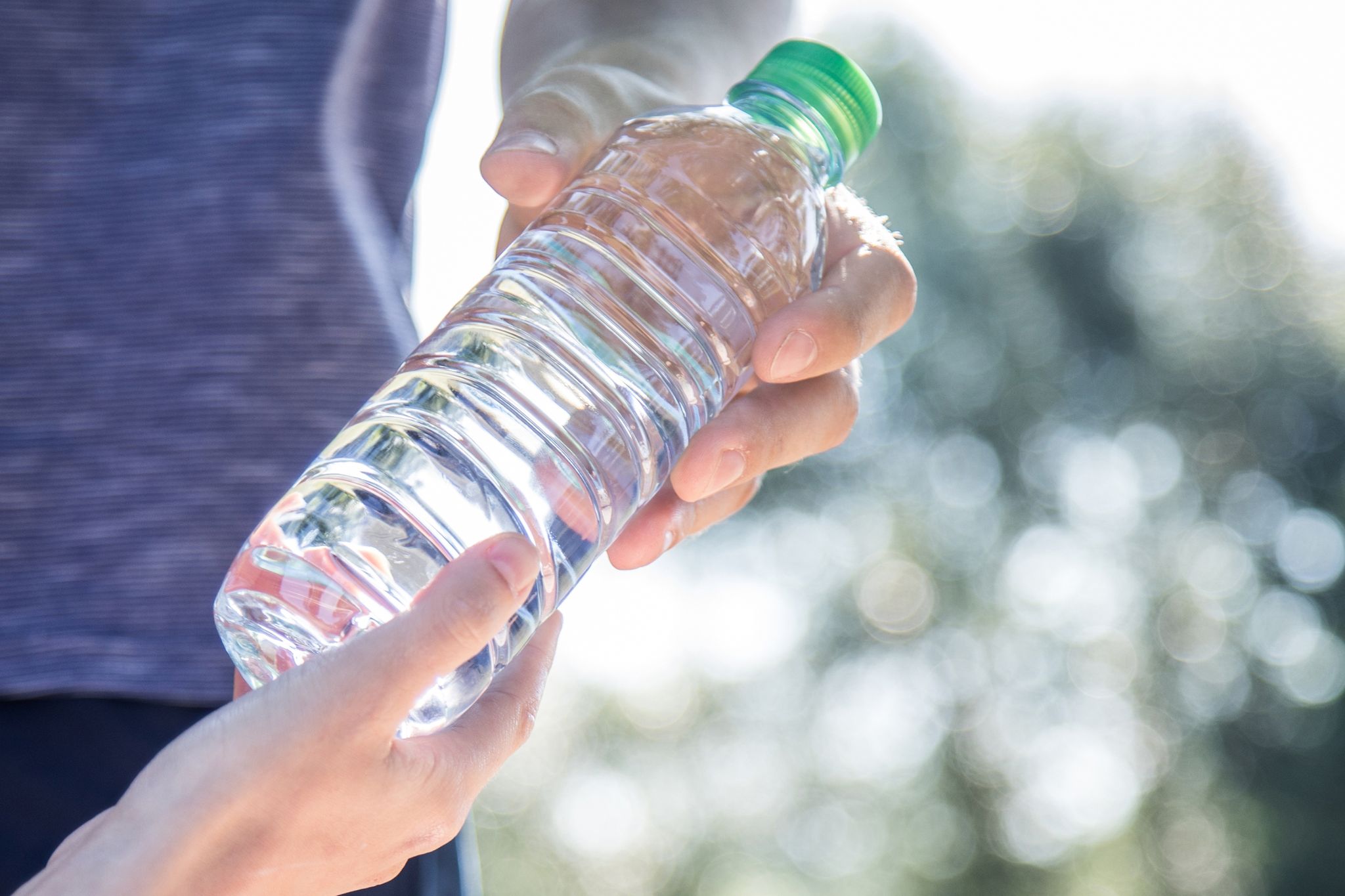 Pariser Geschäfte füllen Trinkflaschen gratis auf