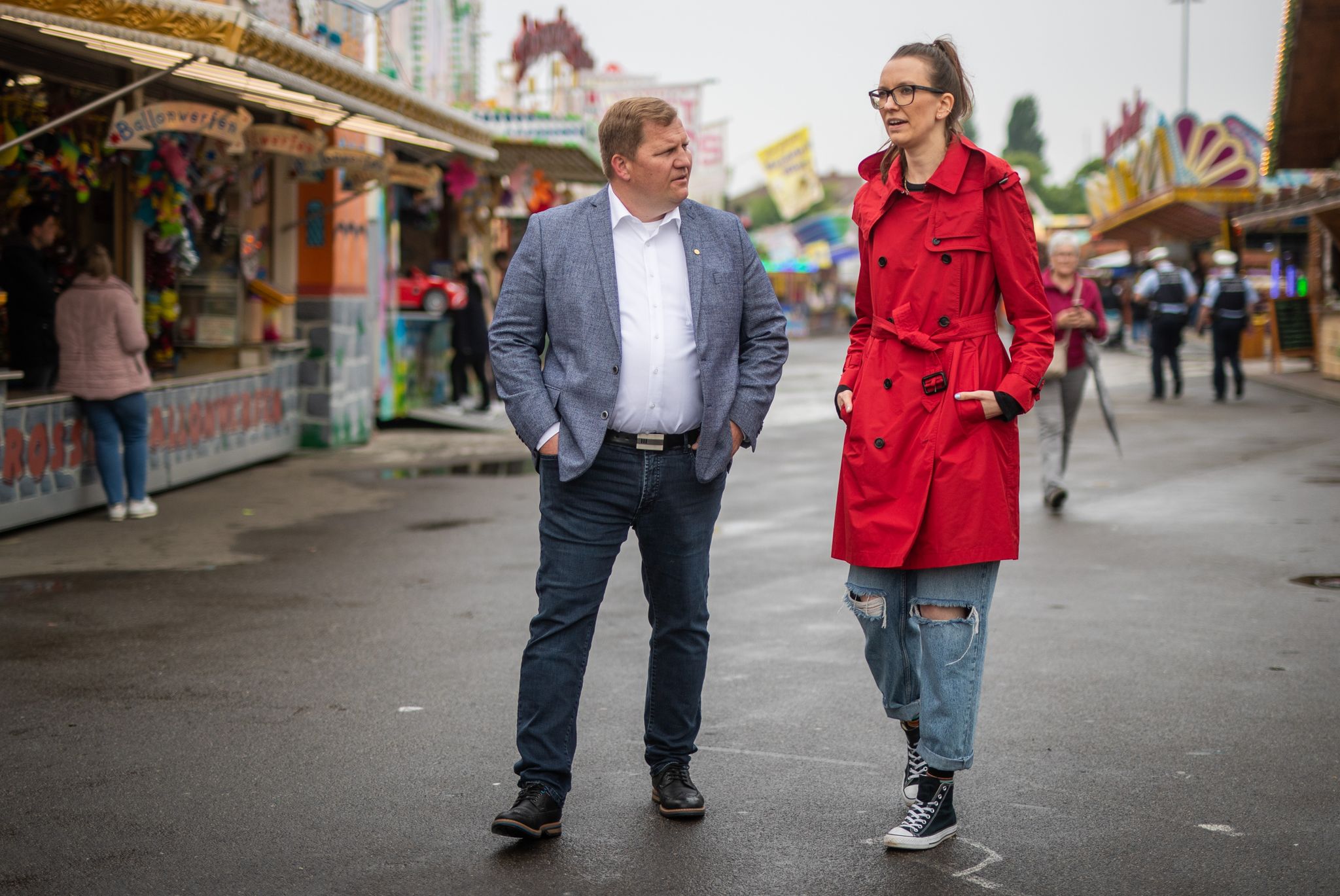 Schausteller ändern Bilder auf dem Frühlingsfest