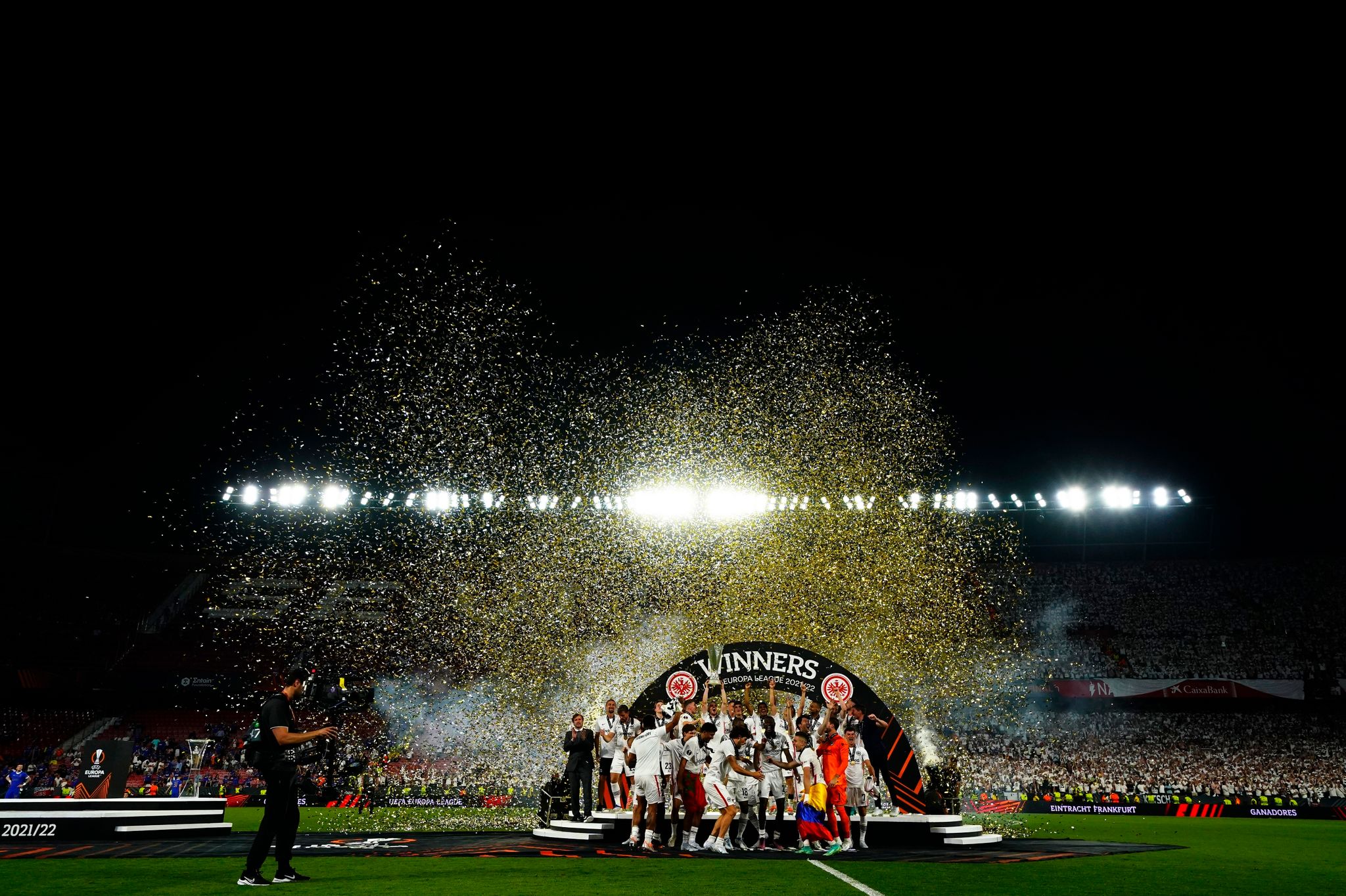 Triumph-Fahrt mit dem Pott: Frankfurt feiert die Eintracht