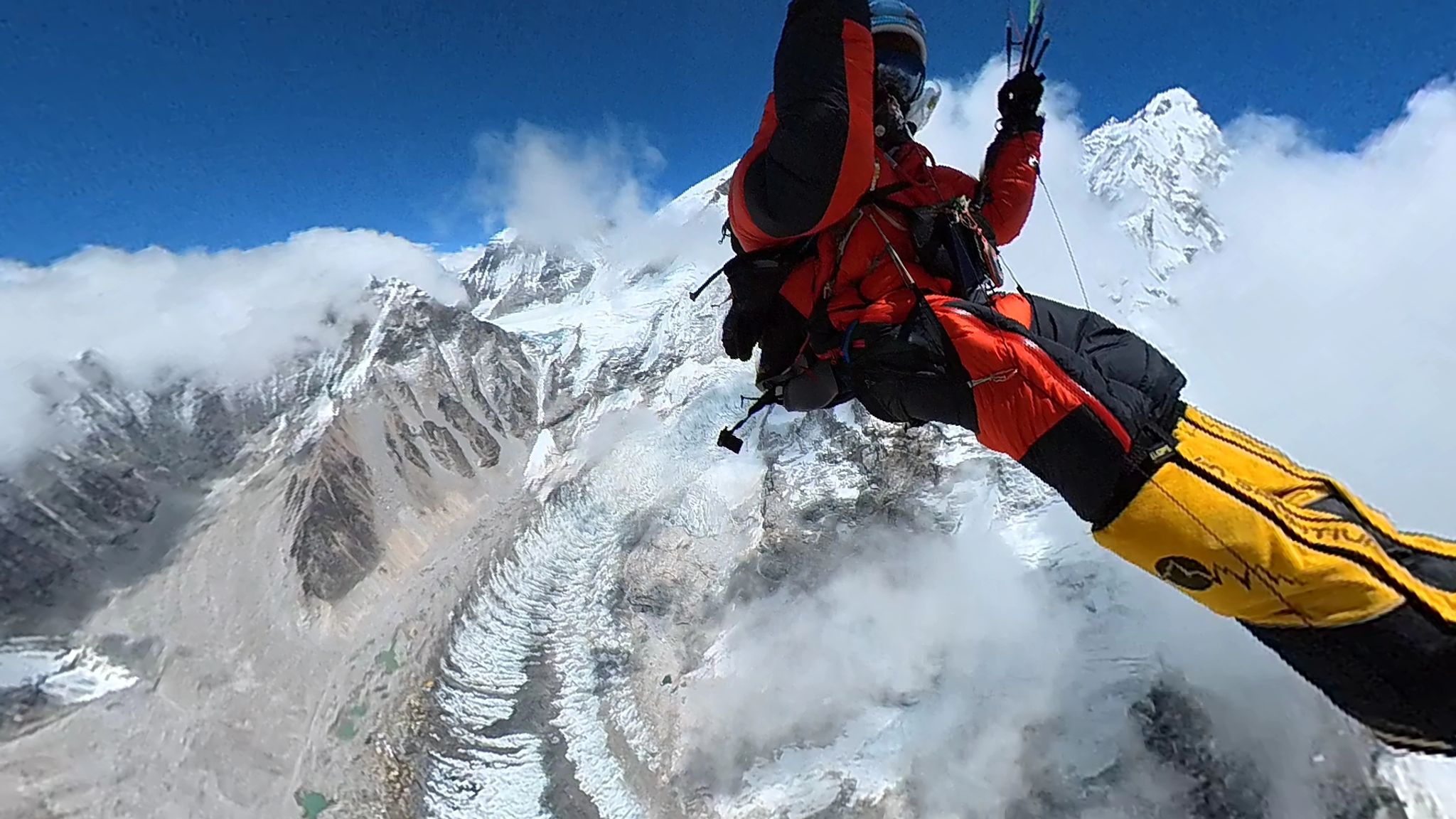 Mann fliegt mit Gleitschirm vom Mount Everest