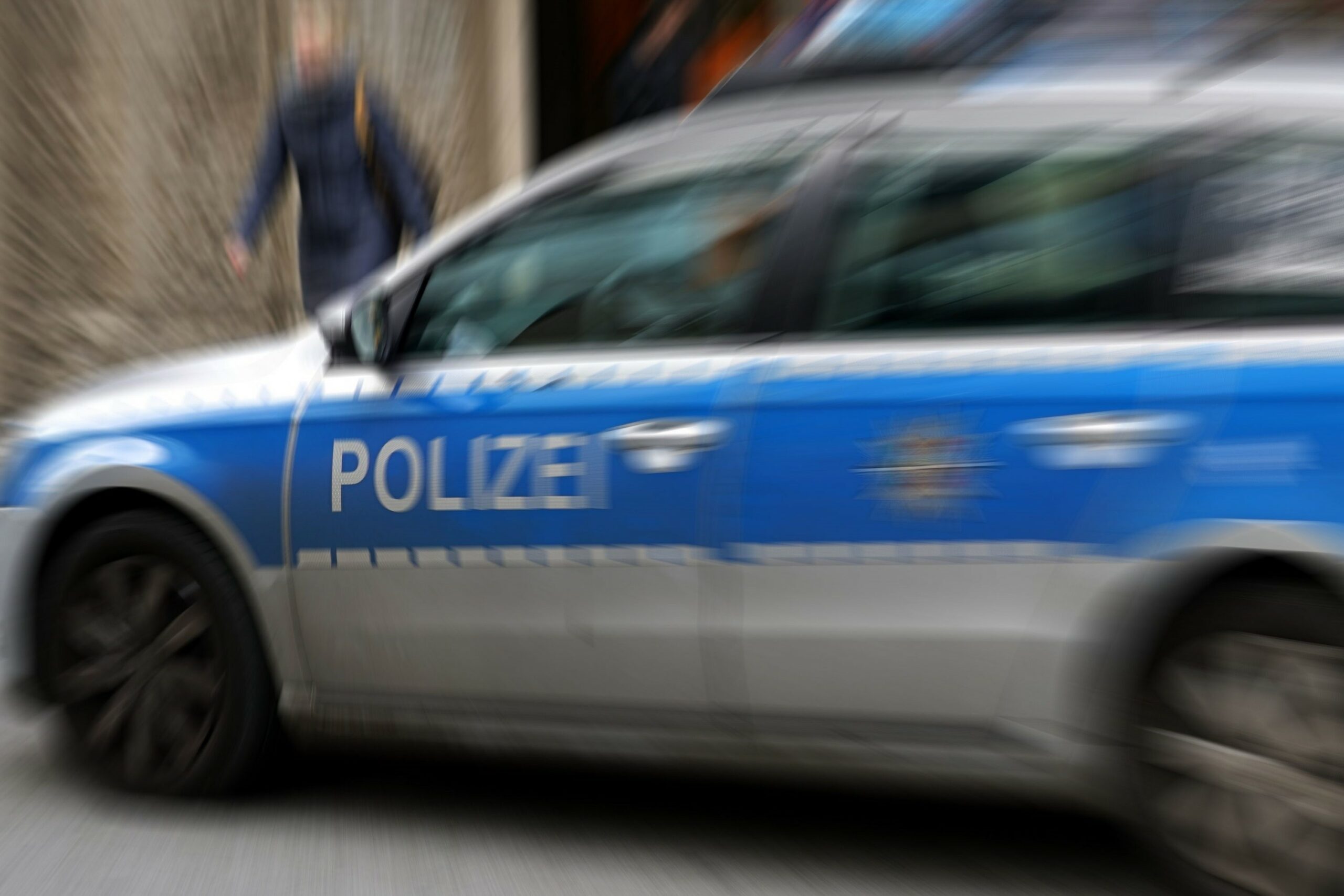 Baden-Württemberg: Frau (64) greift Polizisten an