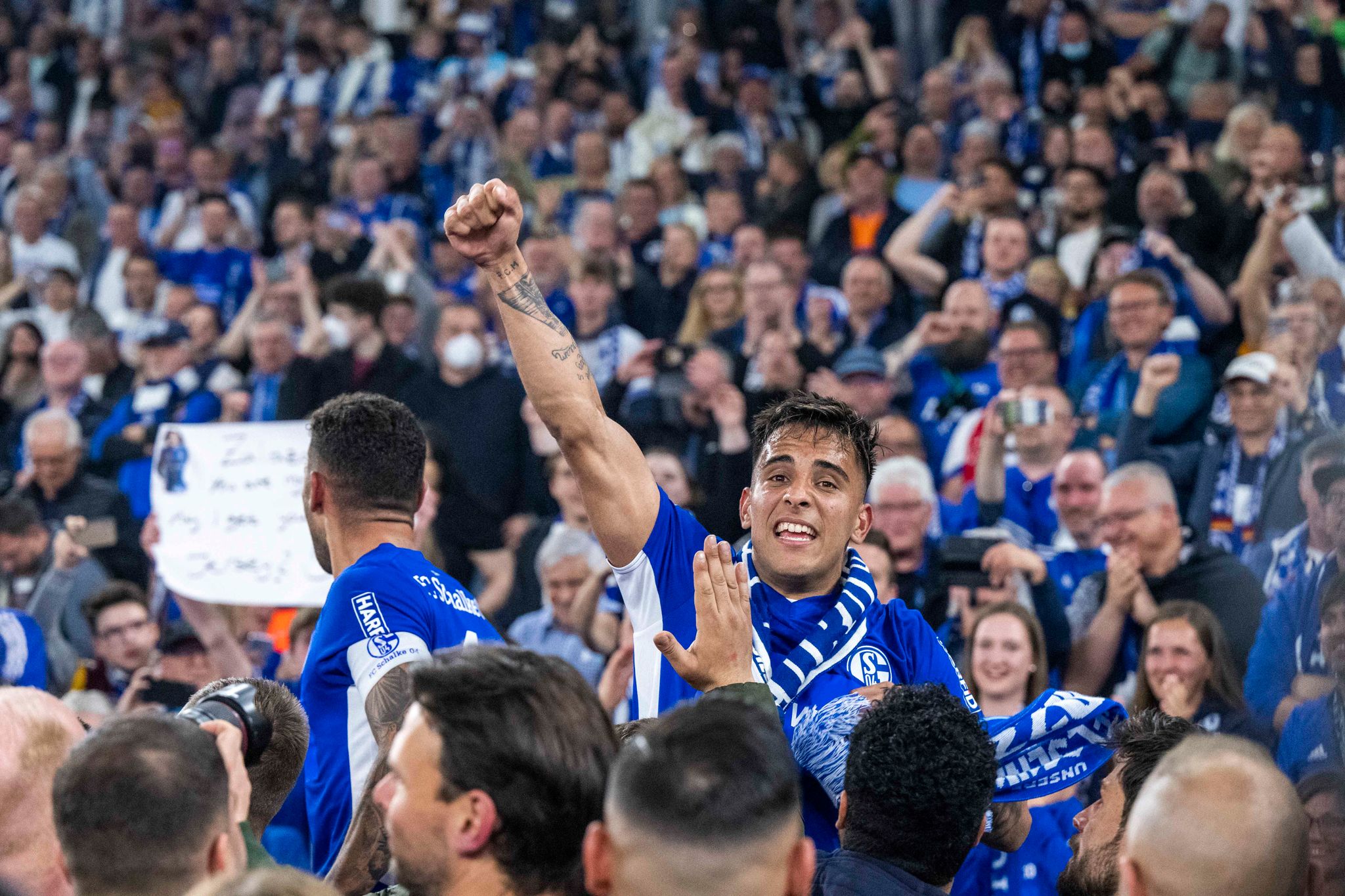 Königsblaue Party: Schalke feiert Bundesliga-Rückkehr