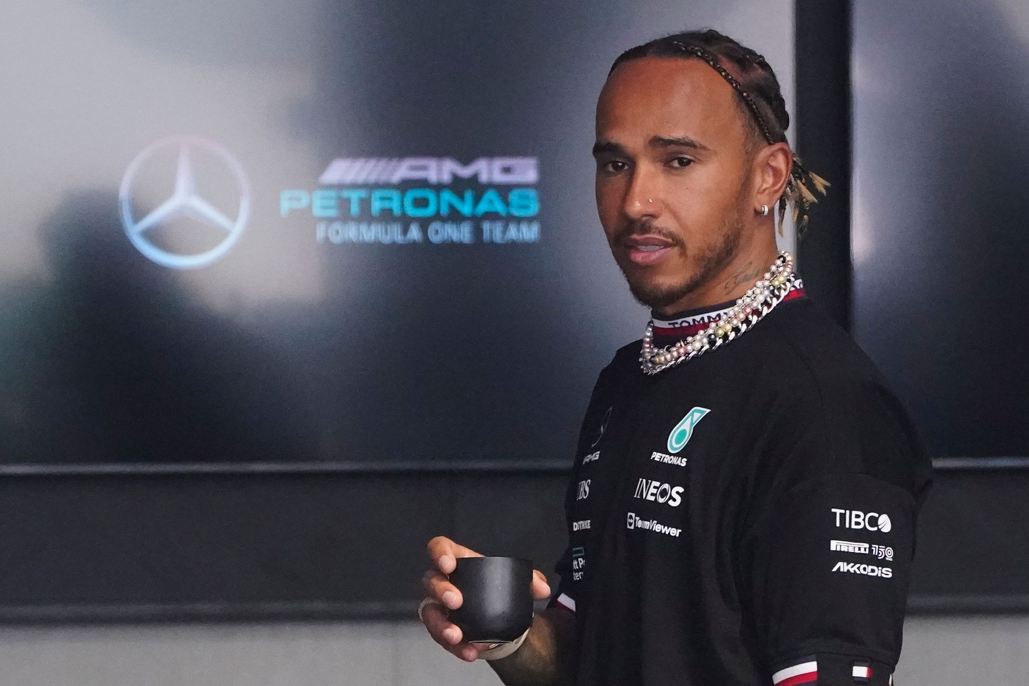 Schmucklos im Cockpit: Hamilton verliert Kraftprobe