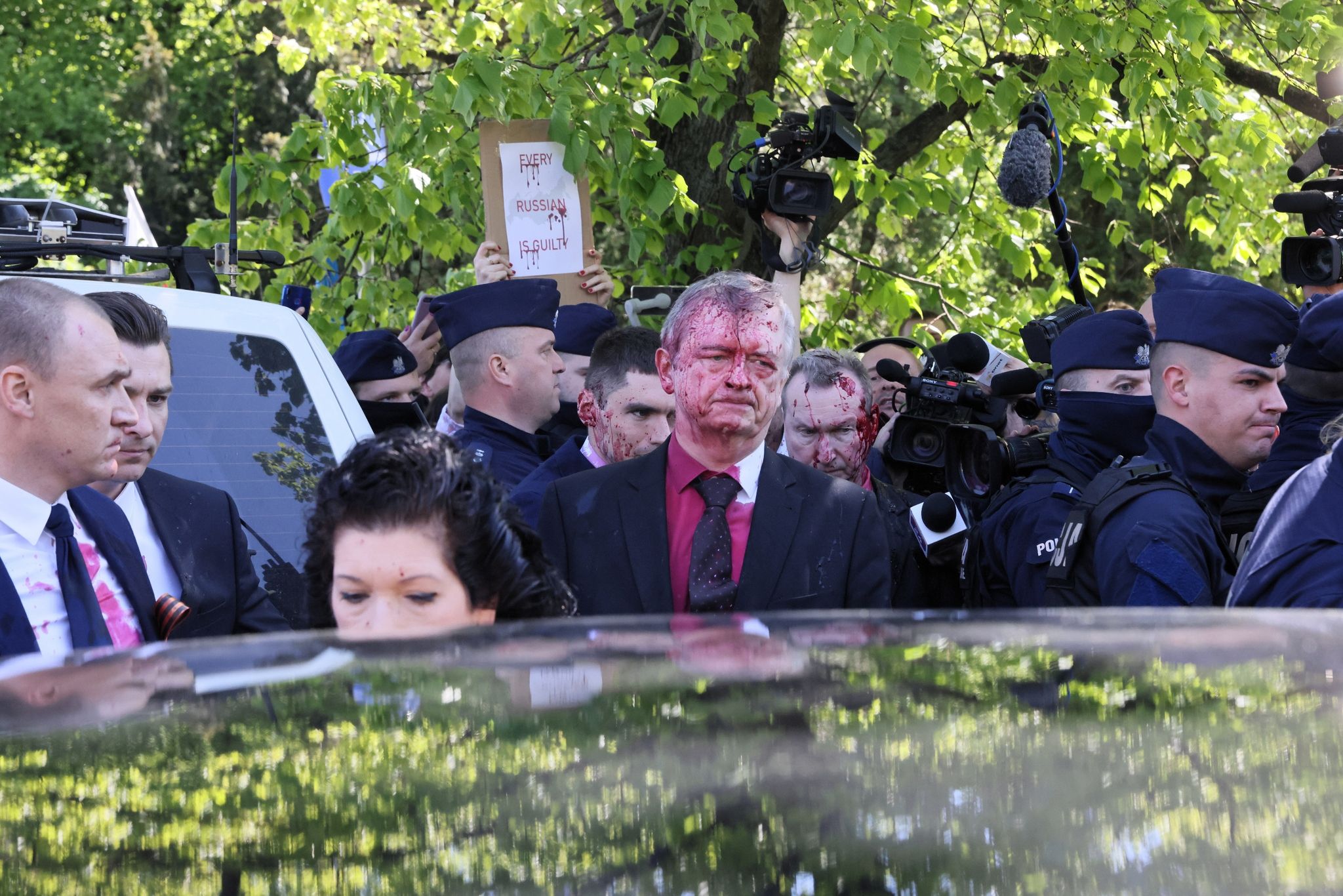 Demonstranten attackieren Russlands Botschafter mit Farbe