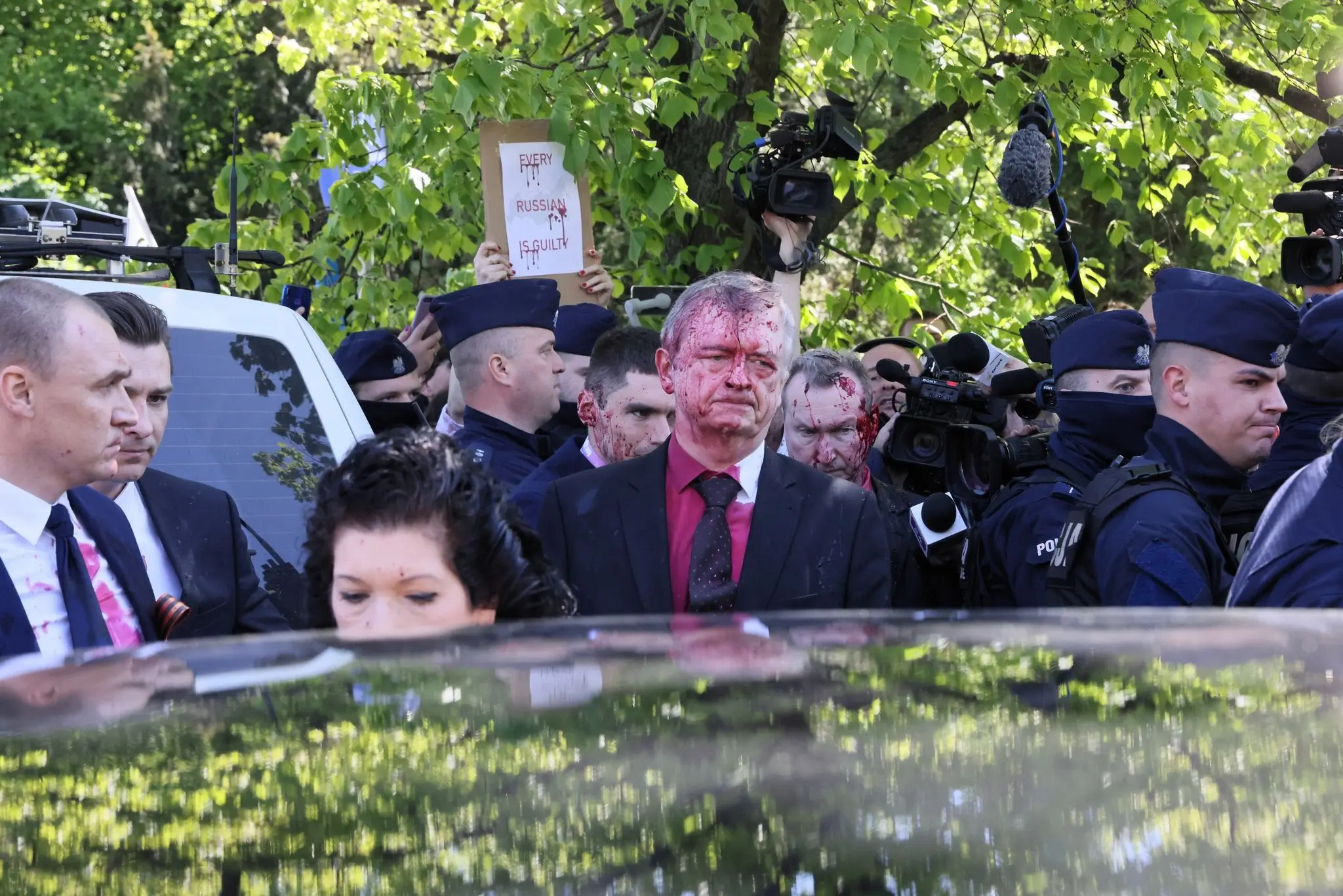 Demonstranten attackieren Russlands Botschafter