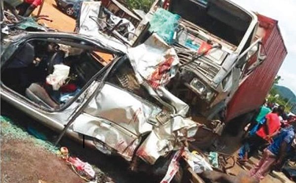 LKW Zusammenstoß mit Bus: 4 Tote und 14 Verletzte!