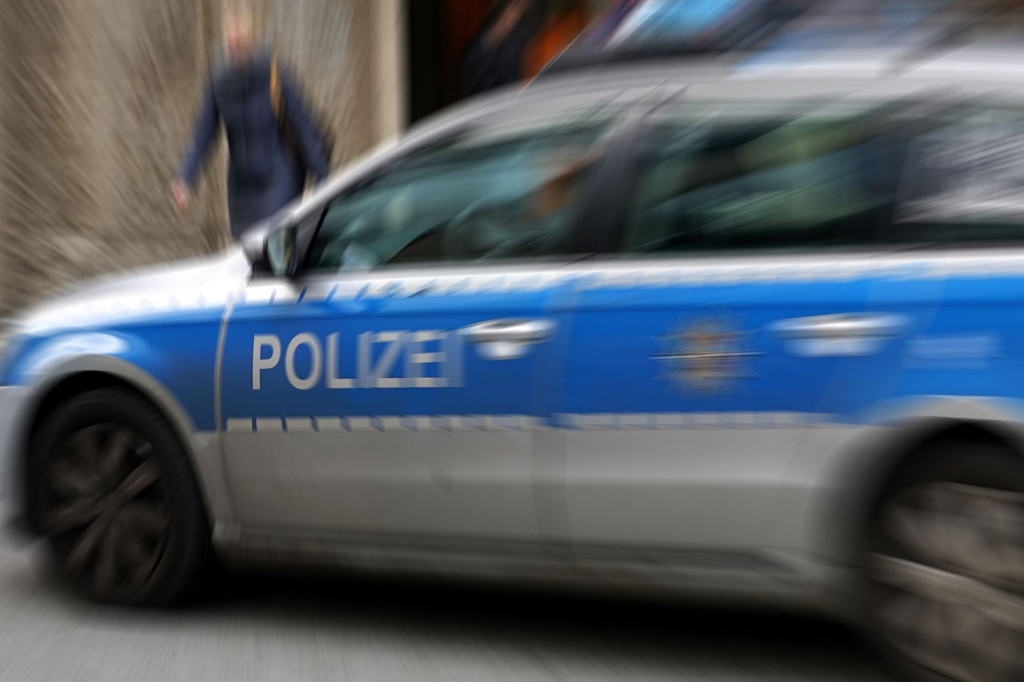 Bayern: Mann überfährt Polizisten – Polizei schiesst auf Fahrer