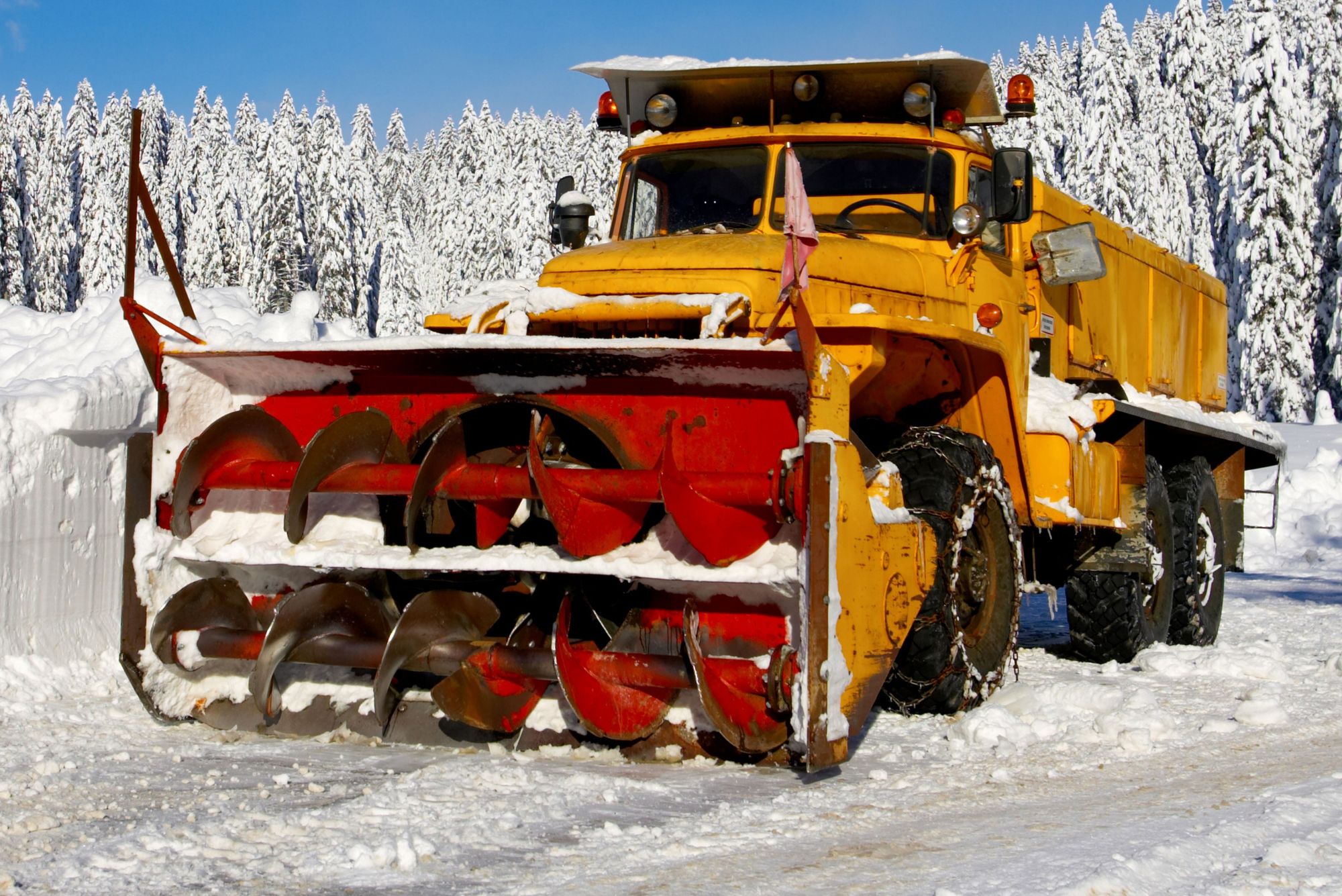 Bei Aufräumarbeiten: Mann gerät unter Schneefräse und stirbt
