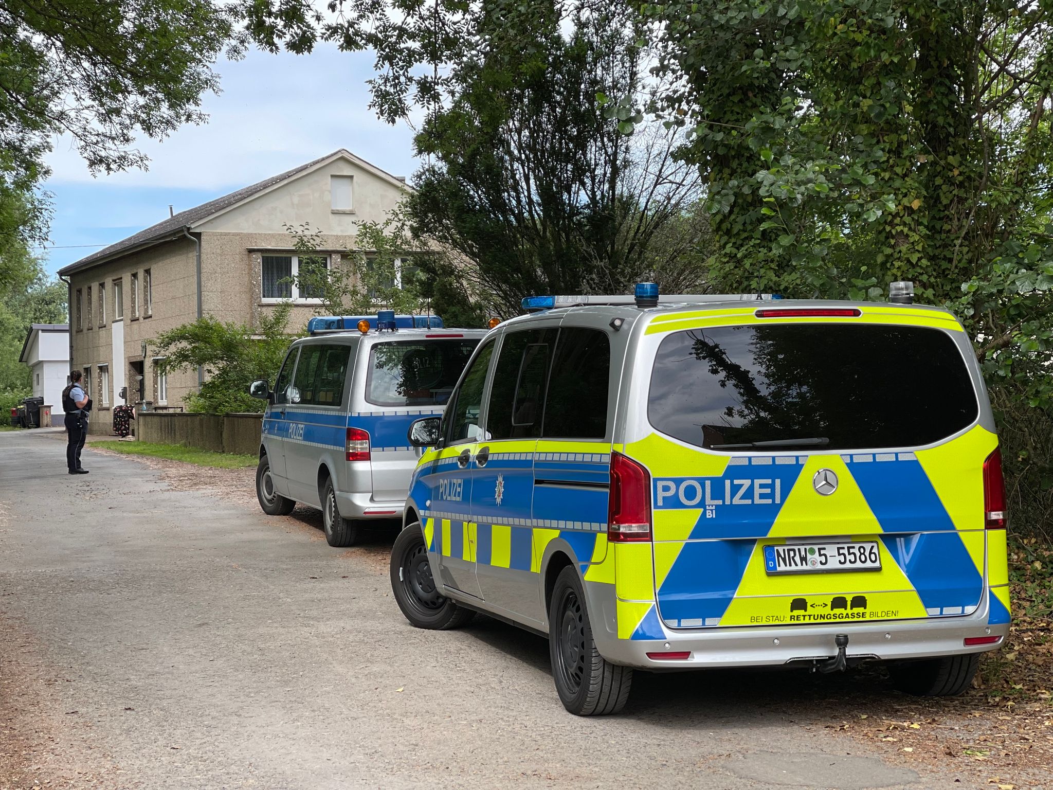 Mann mit Axt erschlagen – Fahndung läuft weiter