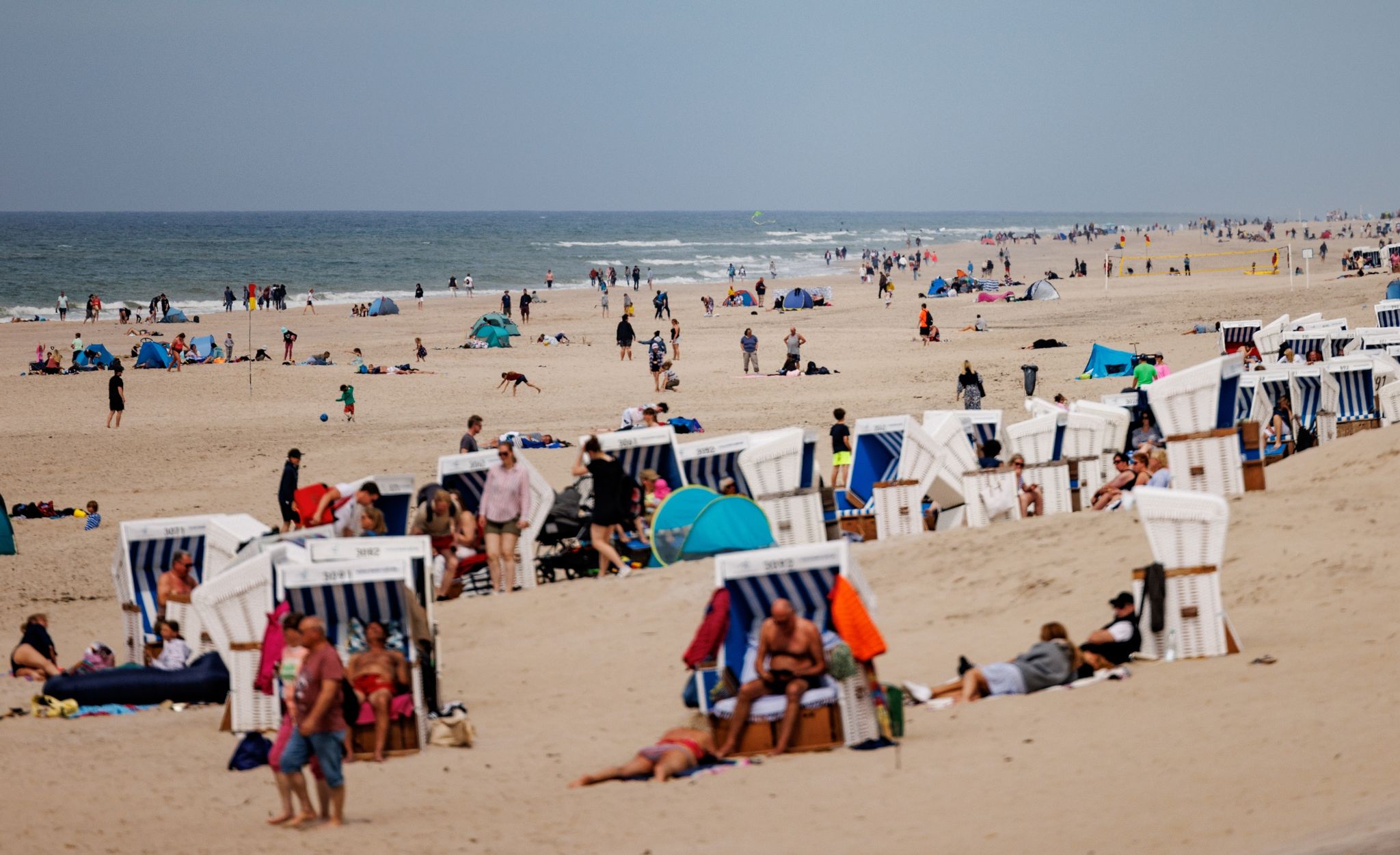 Porsche und Punks: Sylt kann auch 9-Euro-Ticket