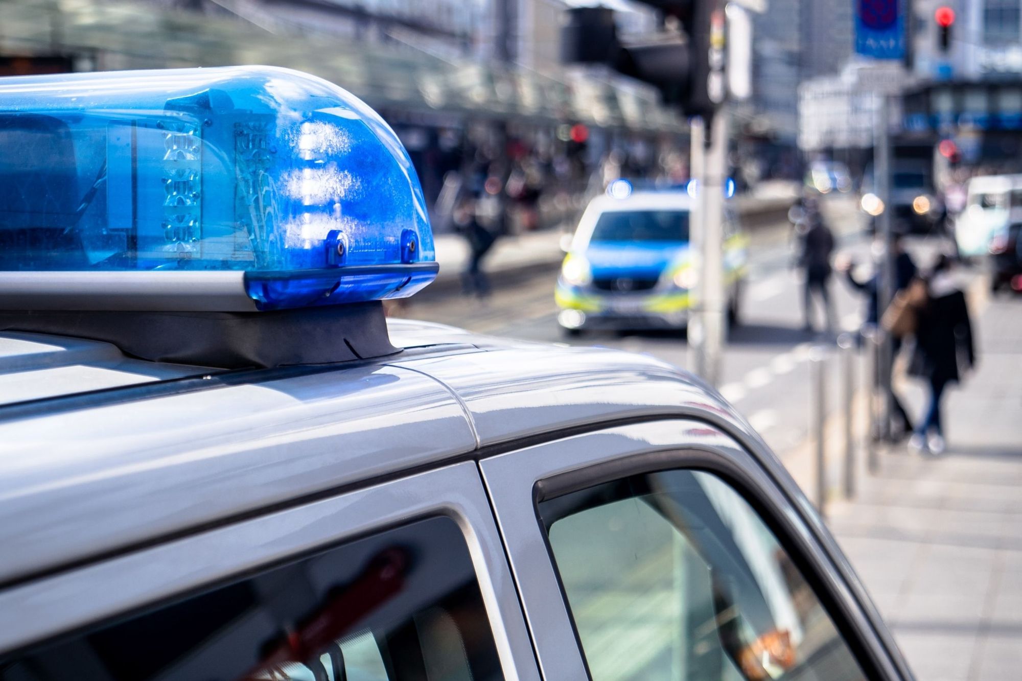 Betrunkene verprügeln Polizisten