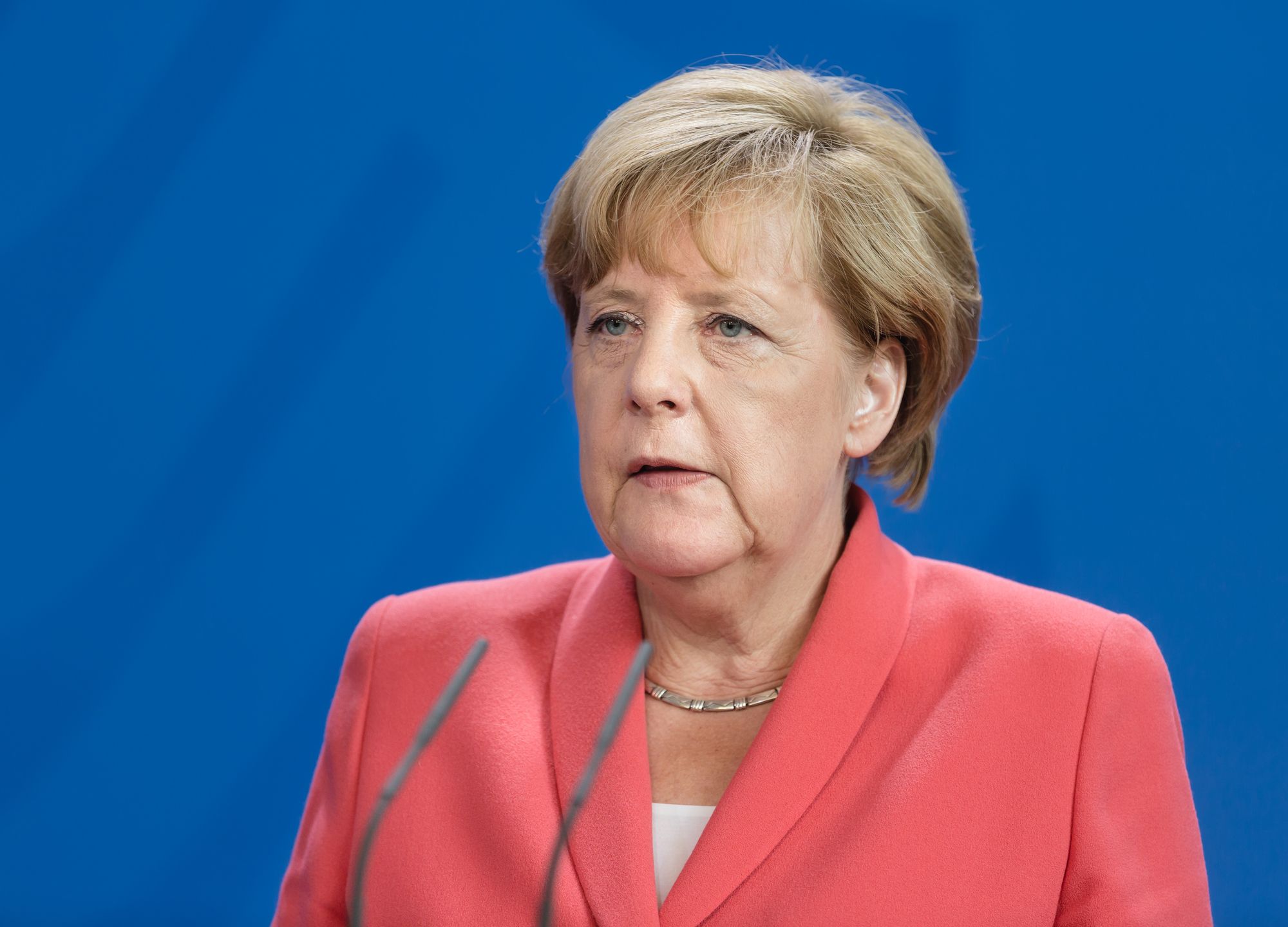 Bilder: Angela Merkel schwer verletzt, Stinkefinger-Eklat und Vogelattacke