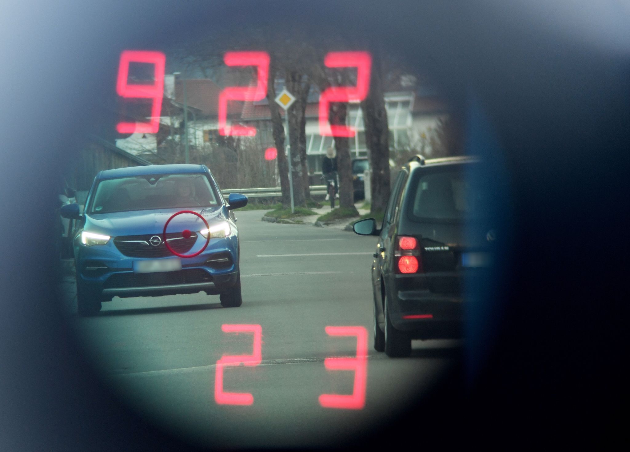 Autofahrer zeigt Blitzer den Stinkefinger – 5000 Euro Strafe