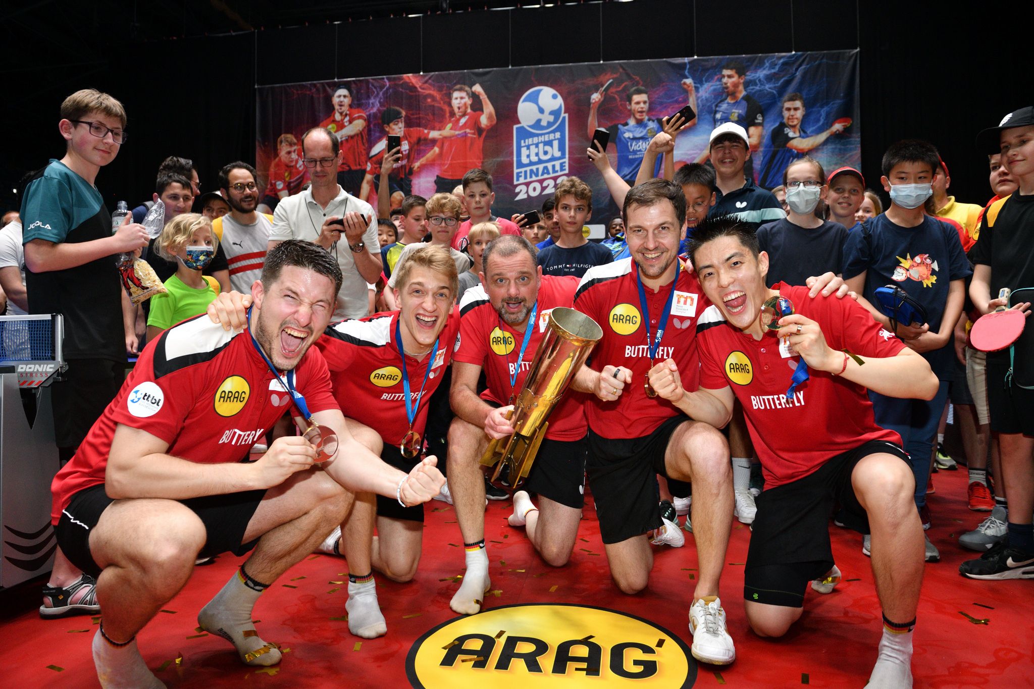 Titel mit gebrochener Rippe: Boll und Düsseldorf feiern