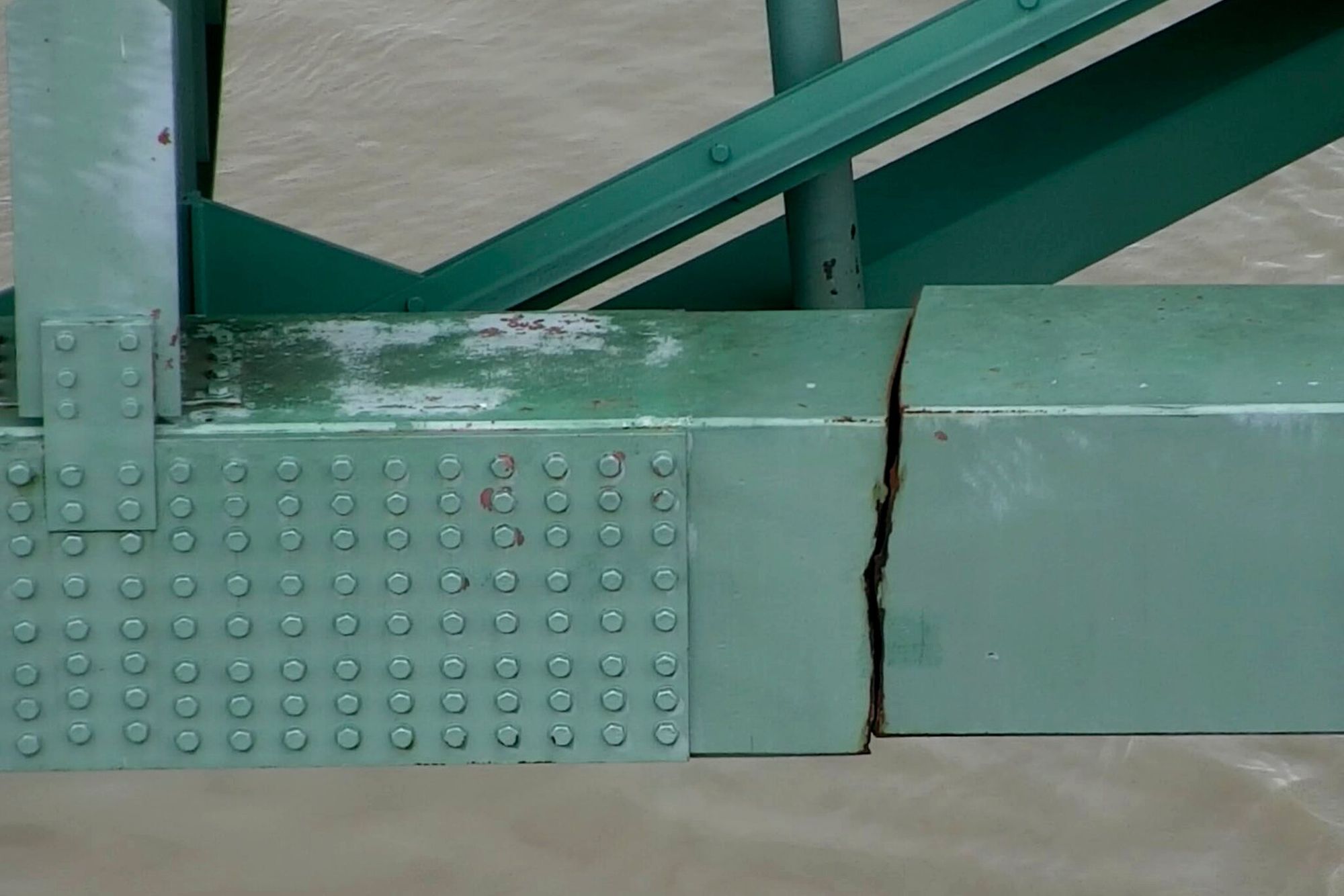 Brücke vor Einsturz! Ingenieur warnt in letzter Sekunde!