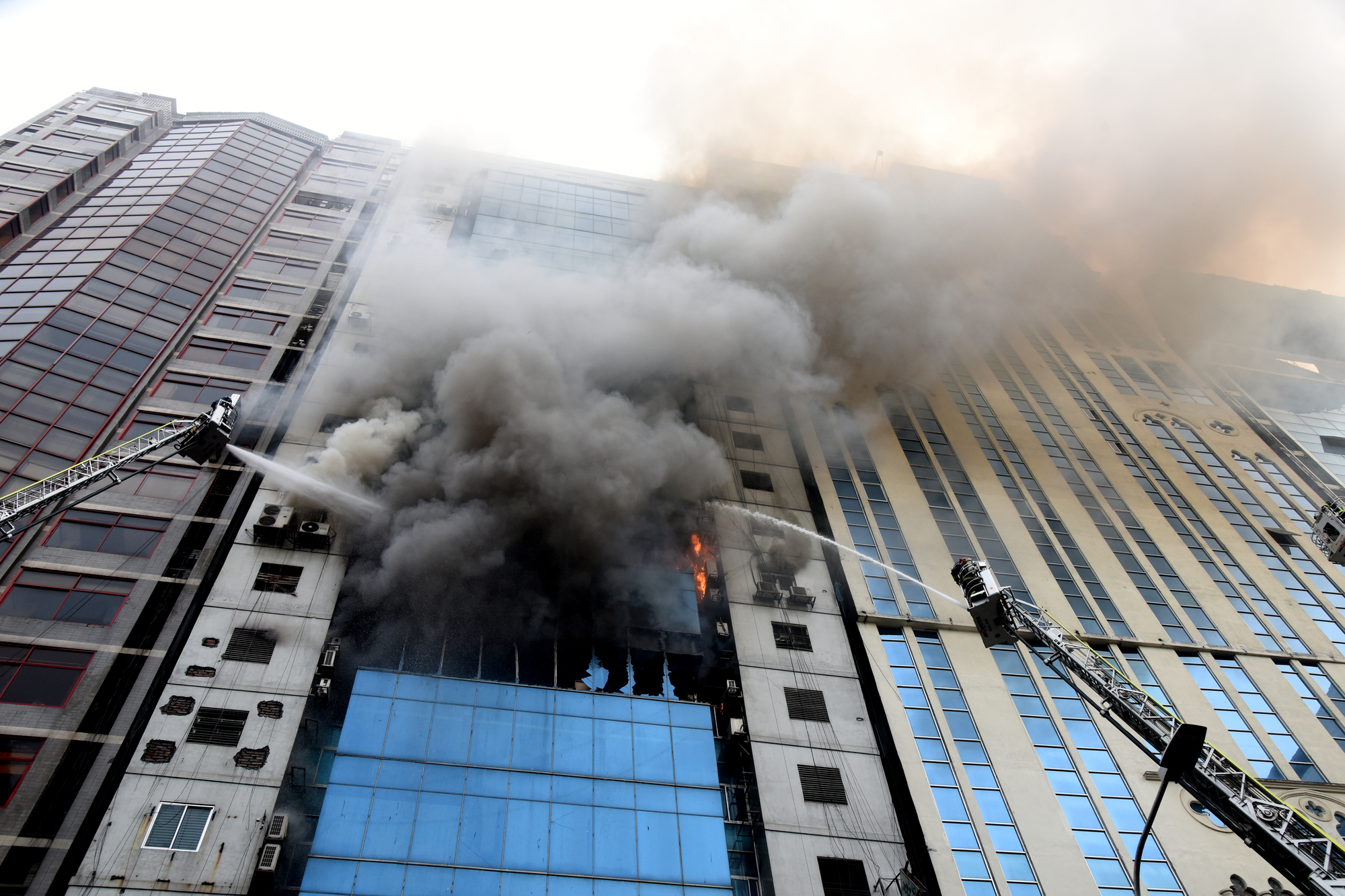 Großbrand in Bürogebäude – mindestens 7 Tote