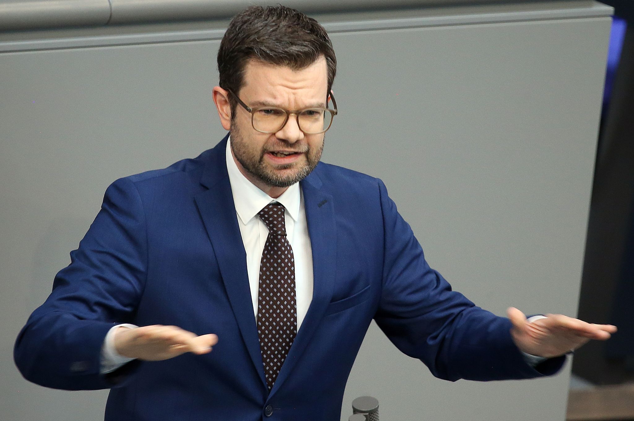 Buschmann skepktisch bei Maskenpflicht – Inzidenzen steigen