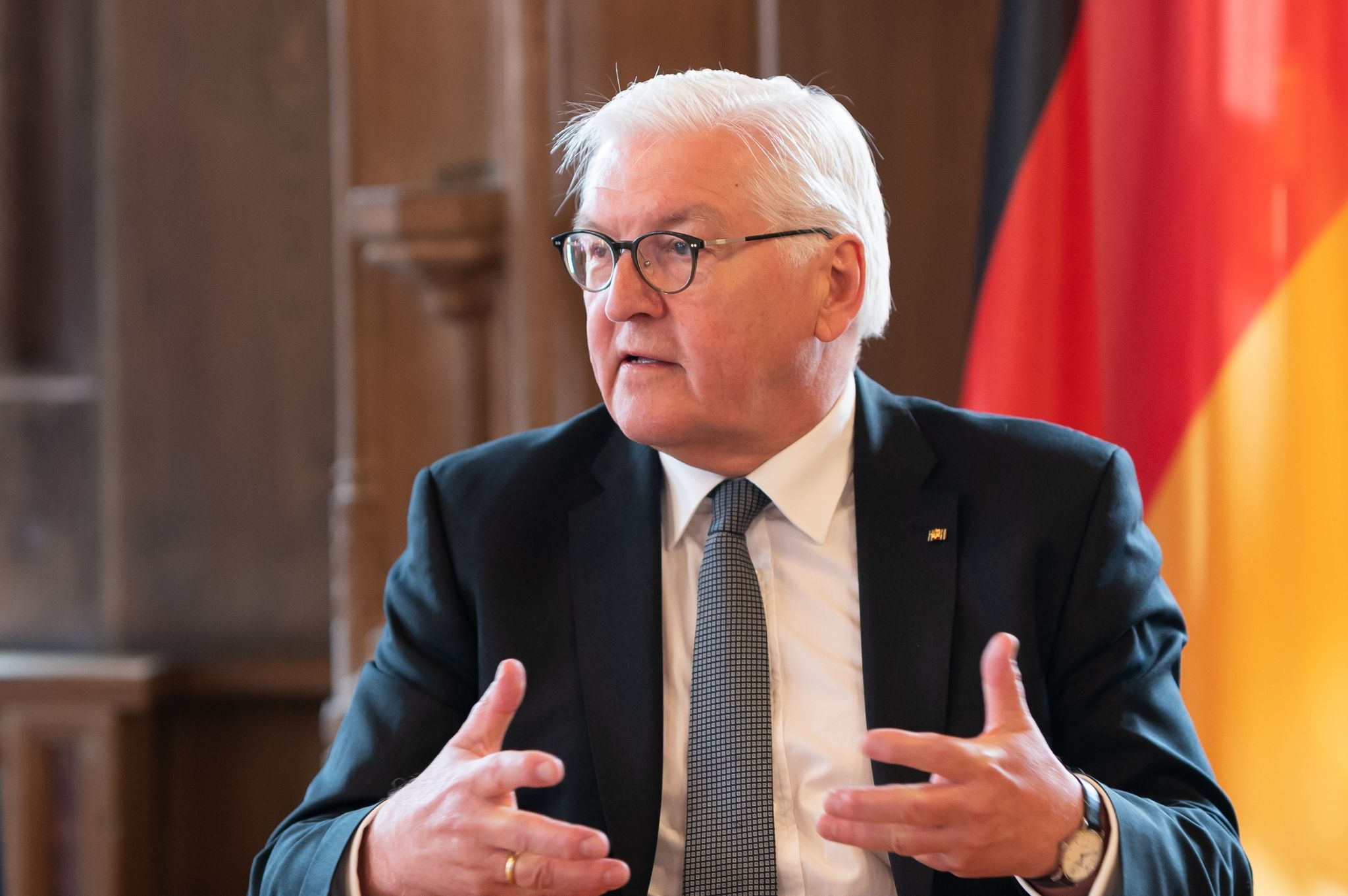 Steinmeier kritisiert Schröder für Beziehungen zu Russland