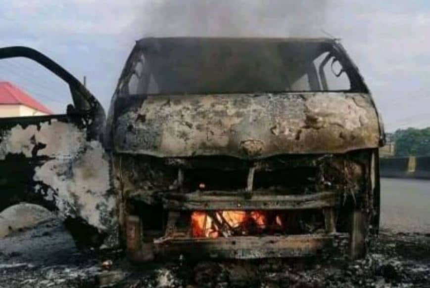 Bus fängt Feuer nach Unfall – 16 Tote