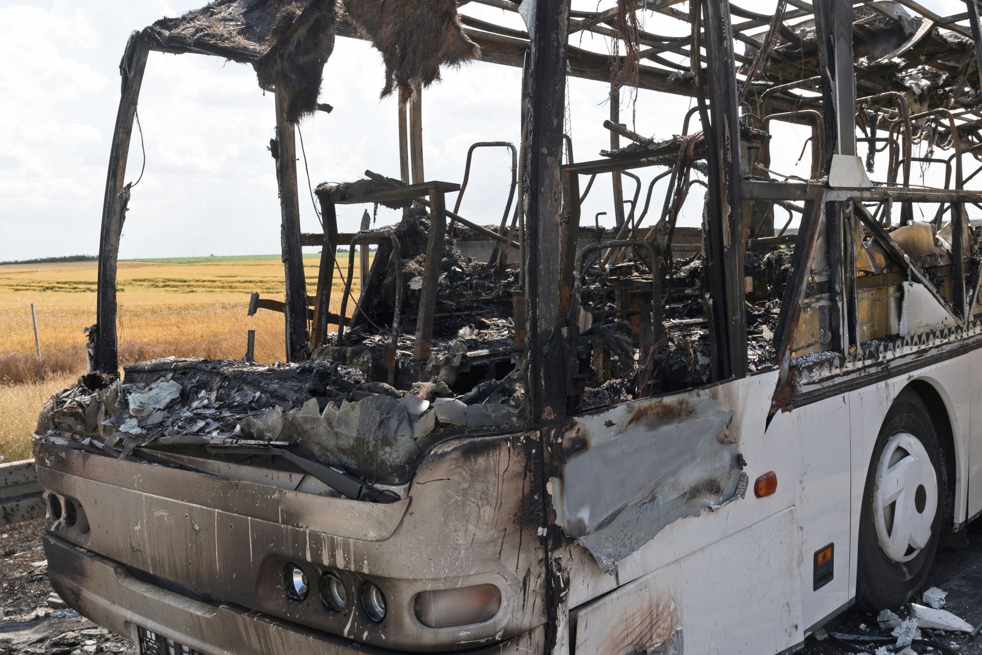 Bus fängt bei Unfall Feuer – 17 Menschen verbrennen in Flammenhölle