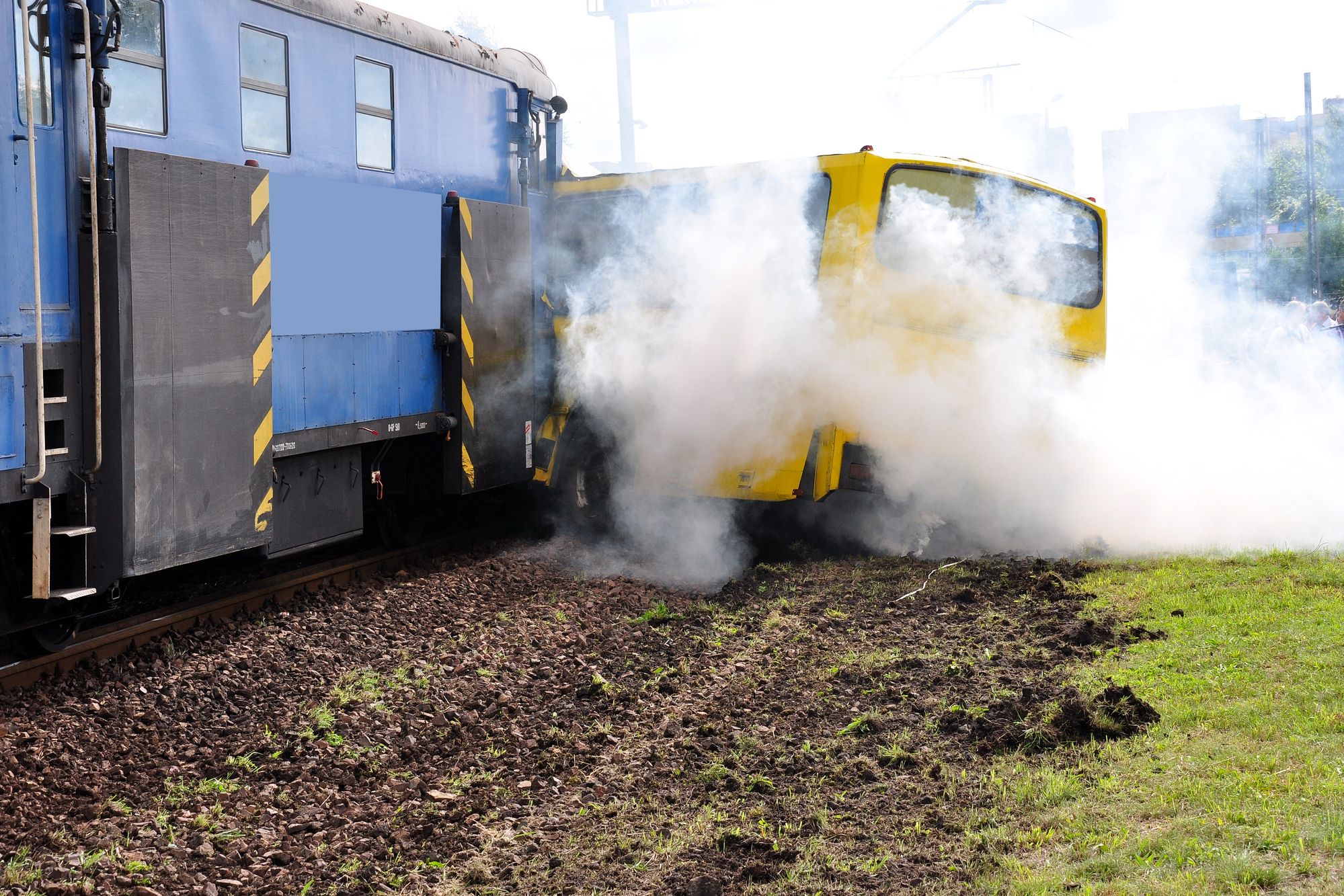 Bus kollidiert mit Zug – 6 Tote