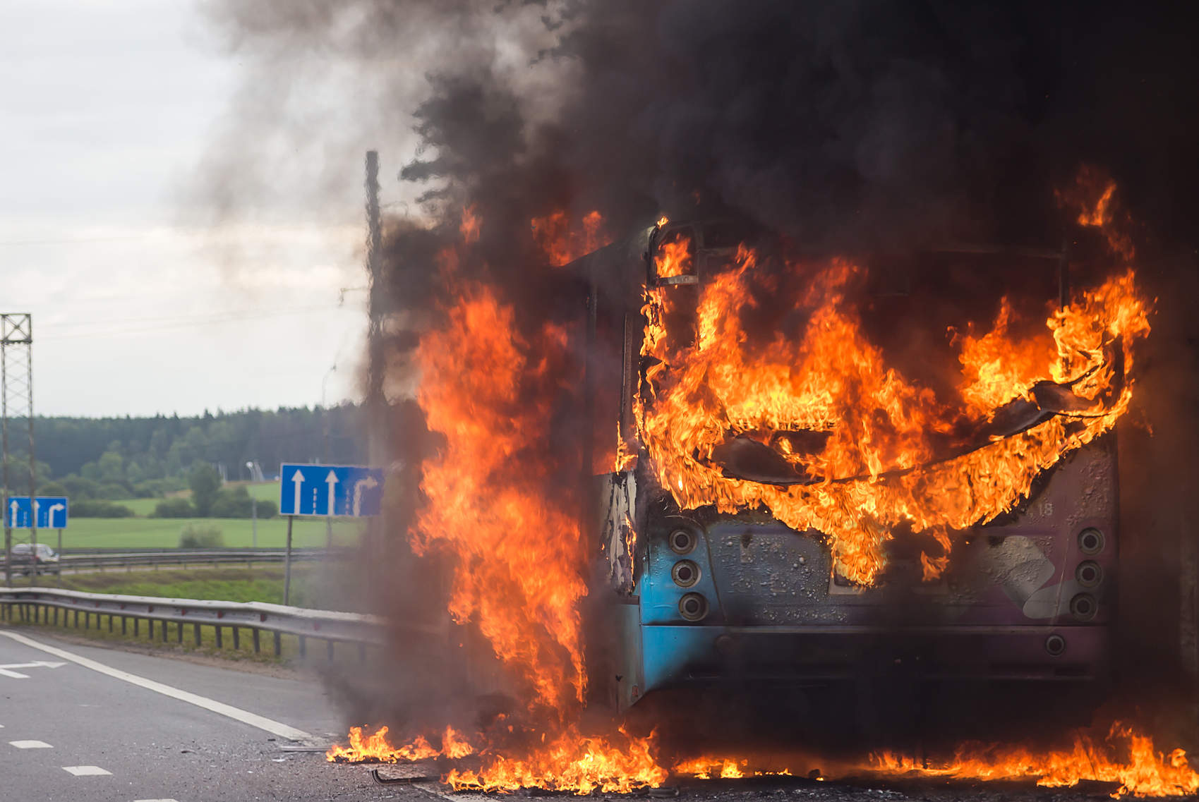 Bus mit 70 Fahrgästen brennt aus