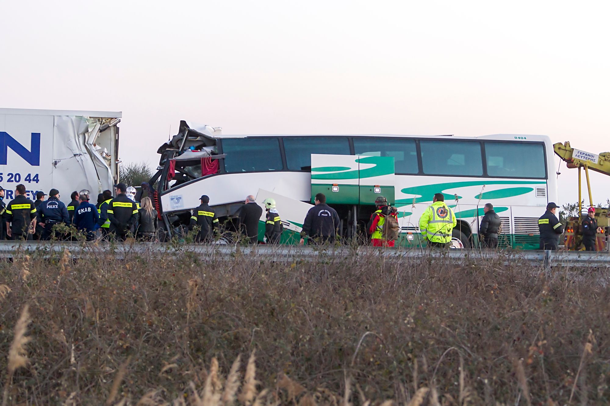Bus rammt Lkw – 16 Tote und 26 Verletzte