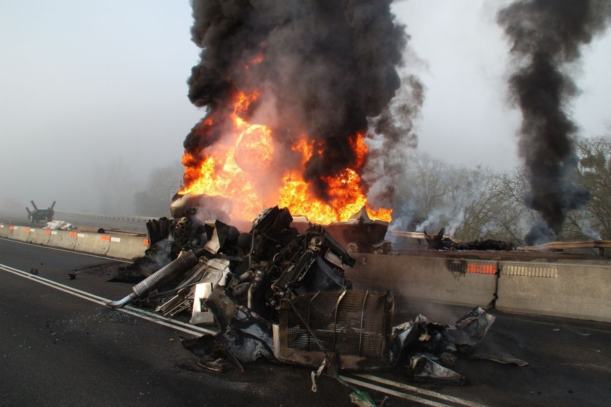 Bus rammt Tankwagen – Tote und Verletzte