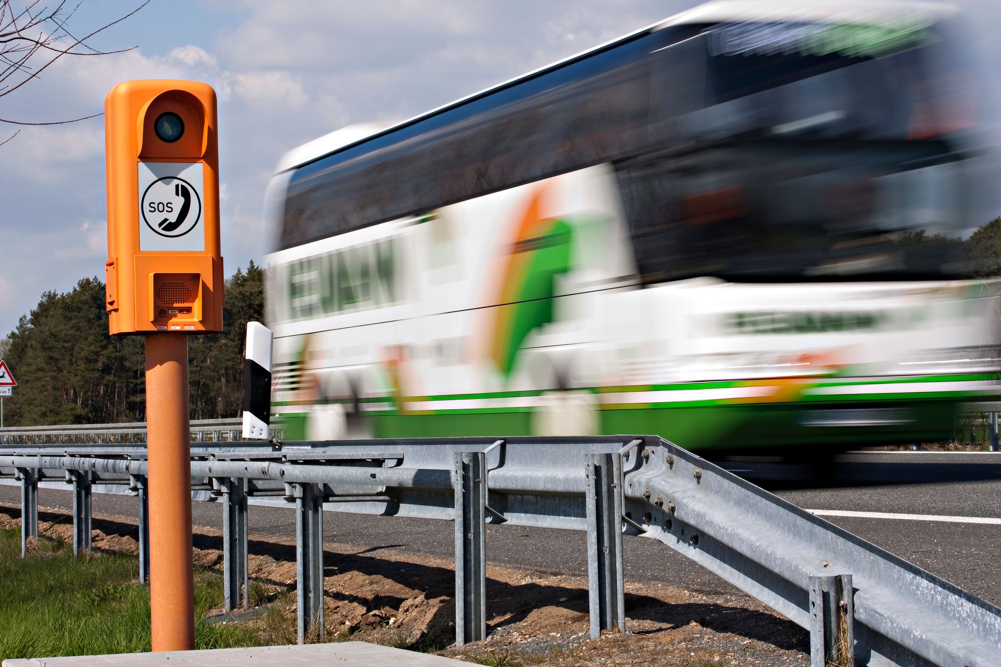 Bus stürzt in Fluss – Tote & Verletzte