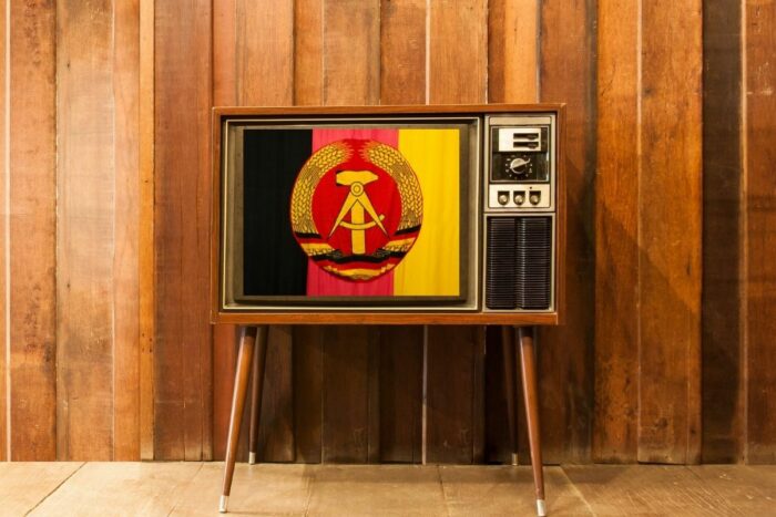 Symbolbild: DDR Wappen im TV