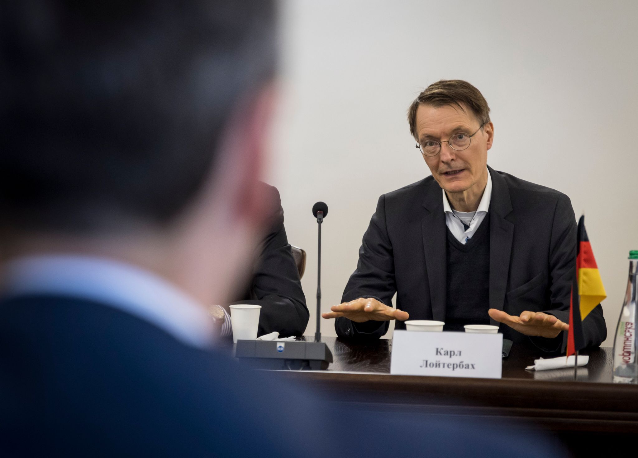 Abwärts mit Lauterbach: Minister steckte in Fahrstuhl fest