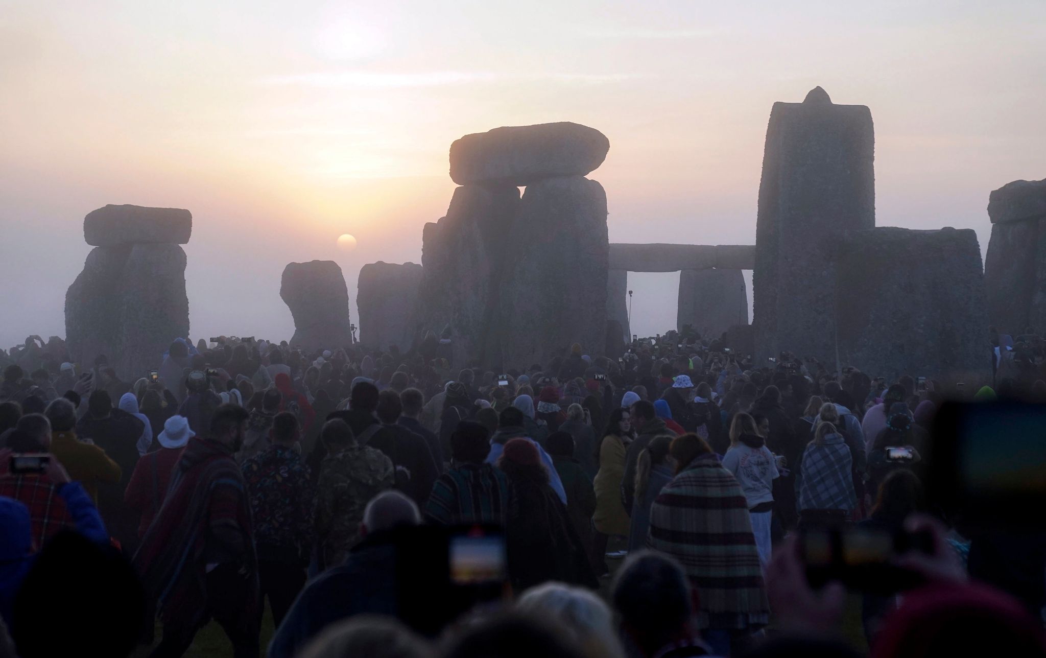 Tausende begehen Sommersonnenwende in Stonehenge