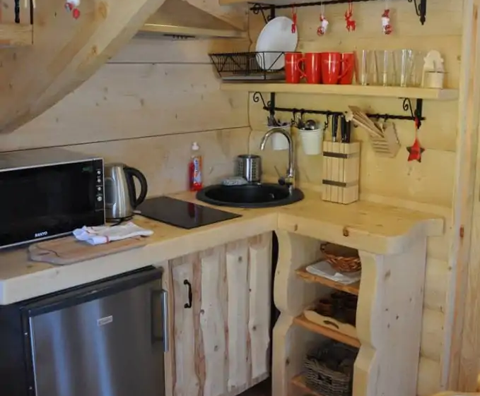 Dieses Holzhaus hat nur 27 m², doch wenn Sie wüssten, wie es von innen aussieht, würden Sie sofort darin leben wollen!