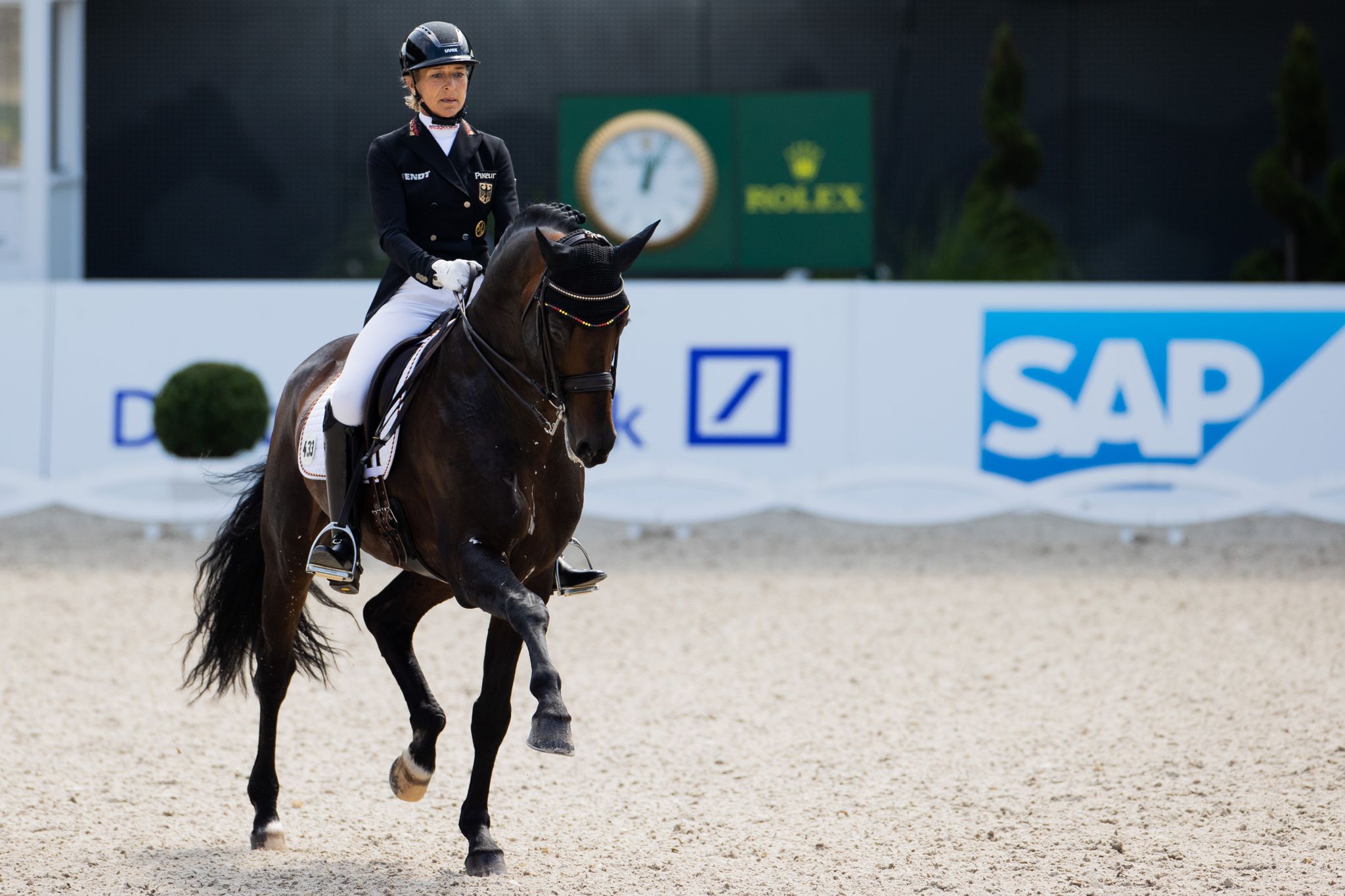 Springreiter auf Rang eins – Klimke verpatzt Dressur-Auftakt