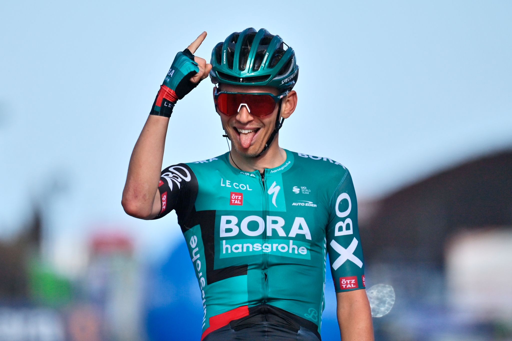 Kämna beerbt Martin – Brennauer siegt trotz Sturz